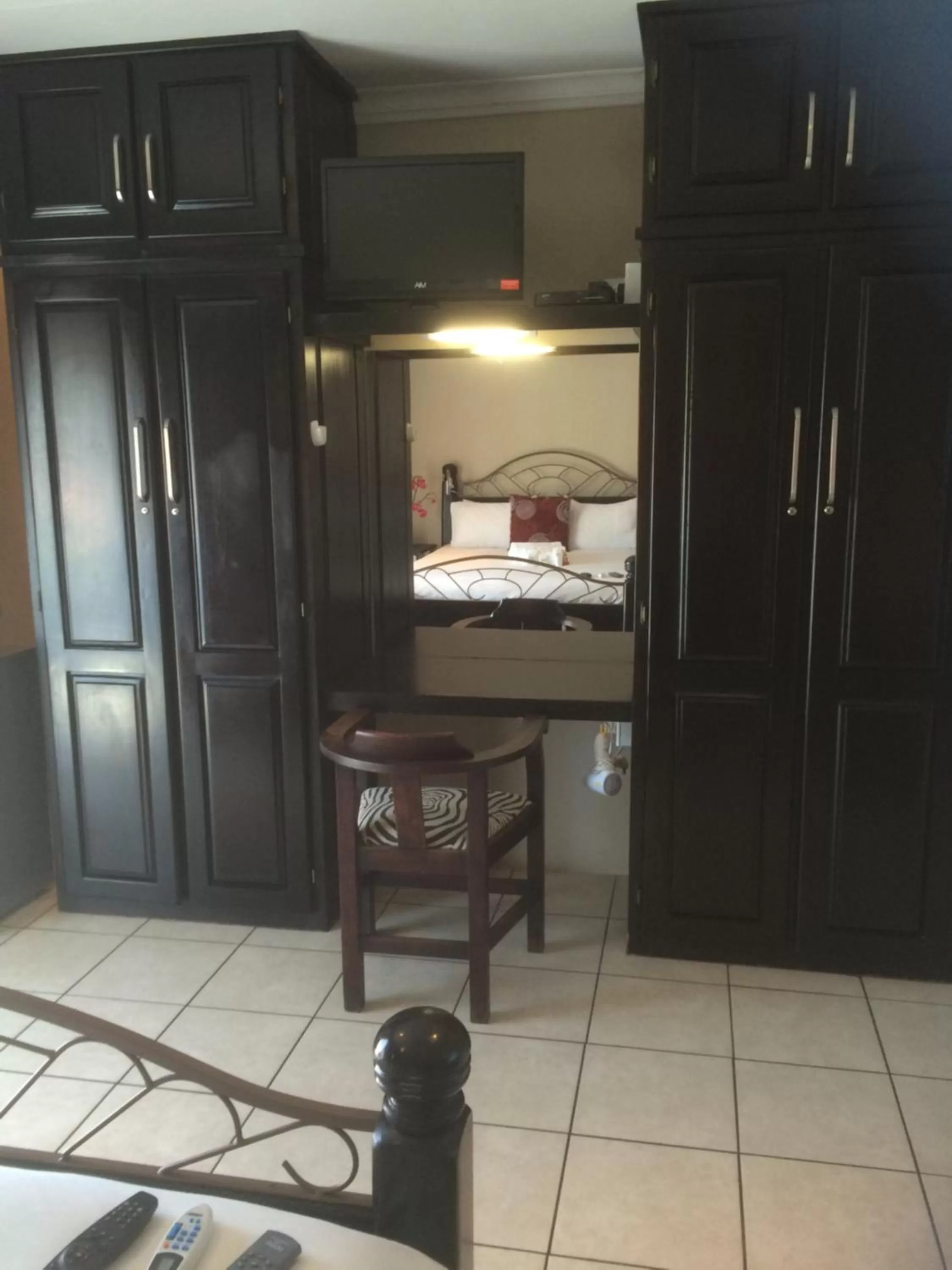 wardrobe, Bed in Bri-Shel Manor B&B