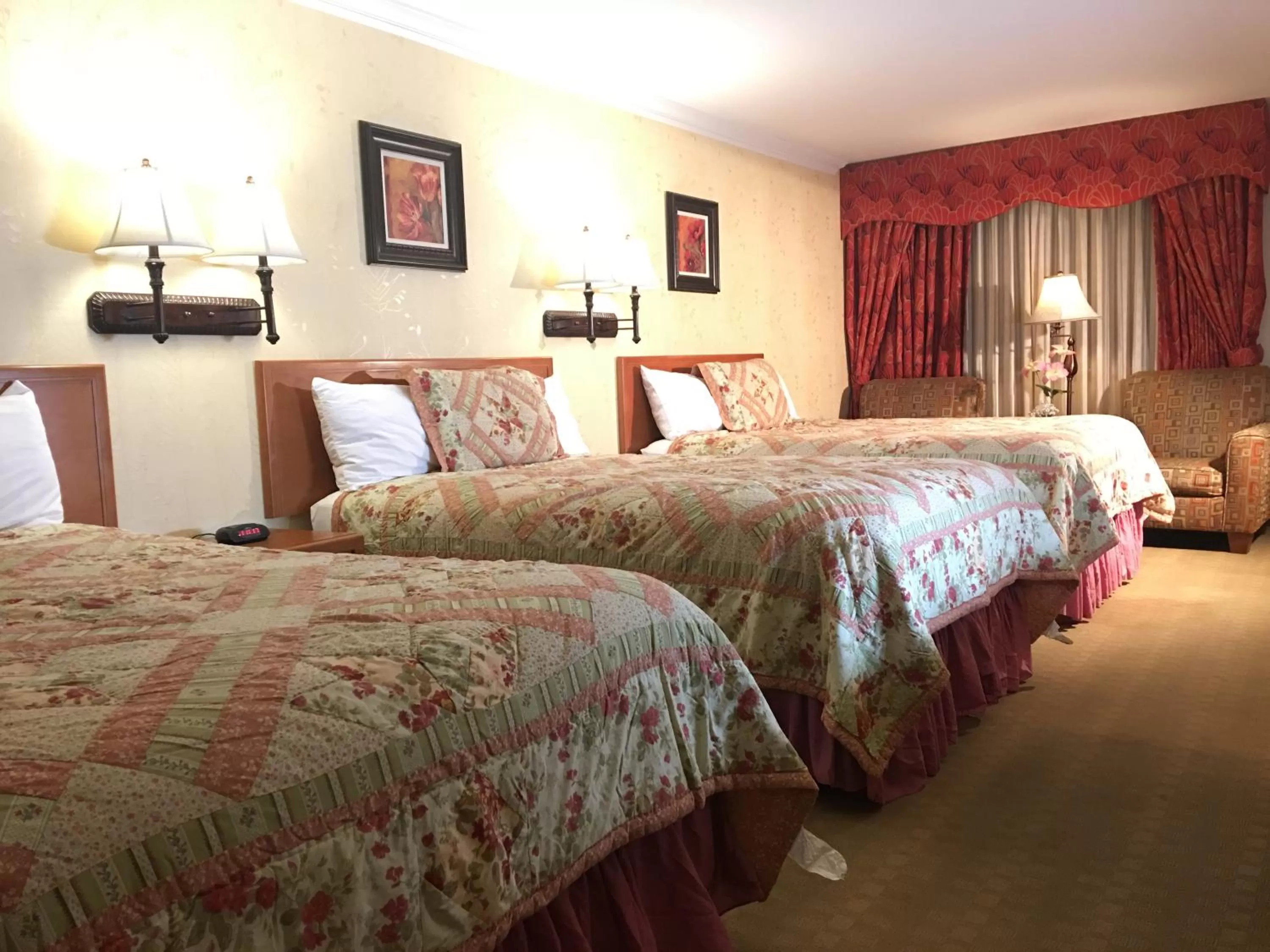 Bed in Acorn Motor Inn