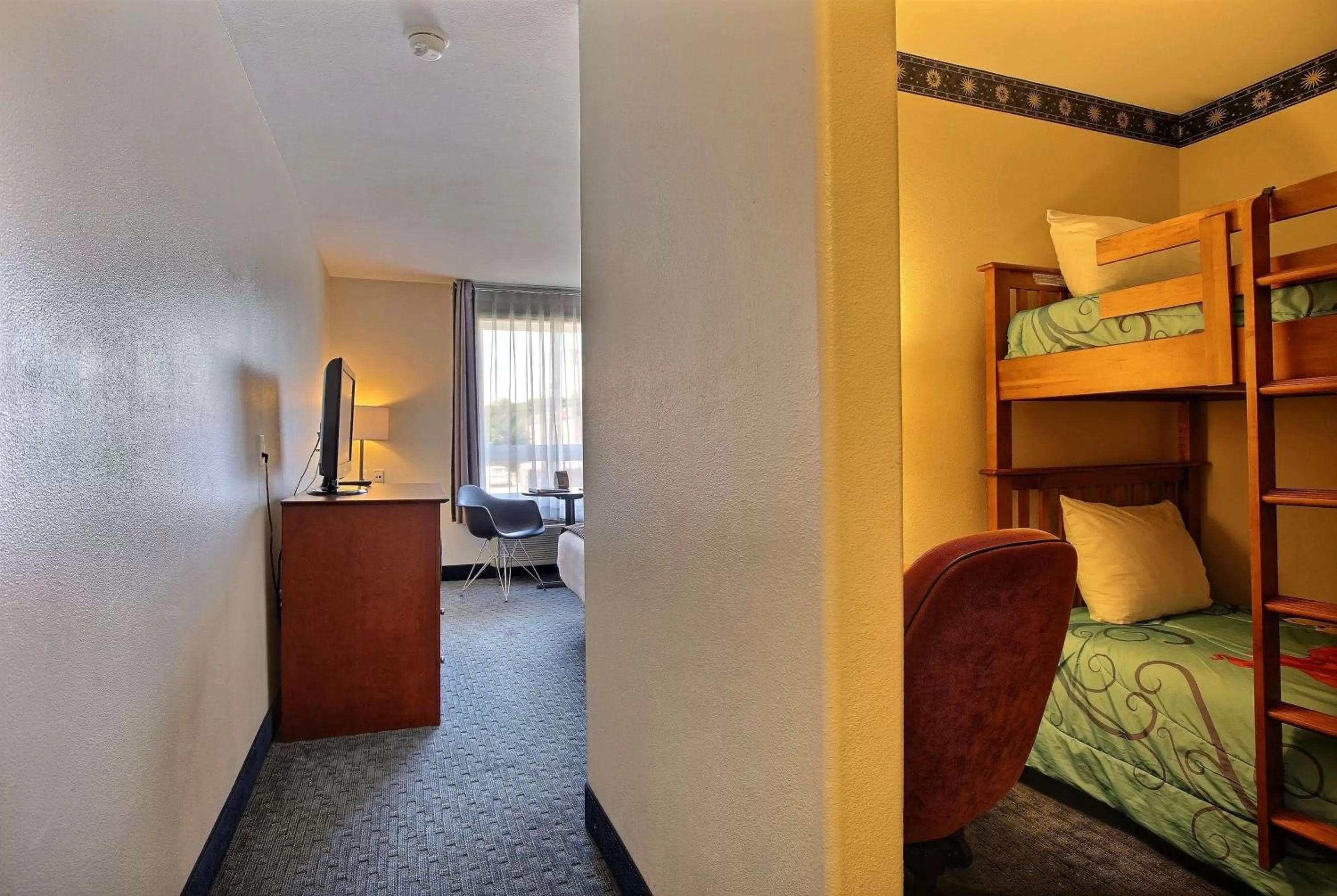 Photo of the whole room, Bed in Super 8 by Wyndham Trois-Rivieres