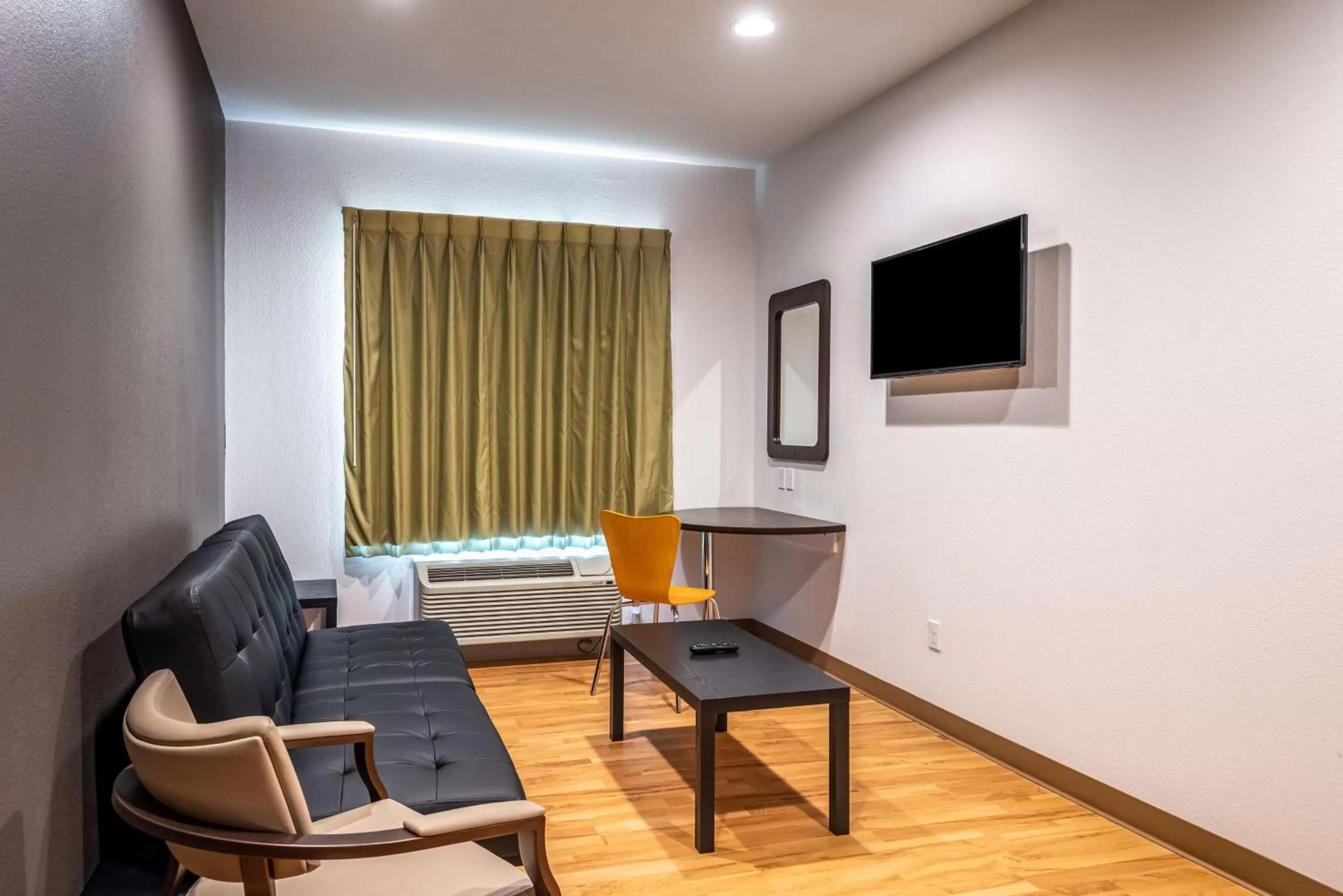 TV and multimedia in Studio 6 Lake Charles