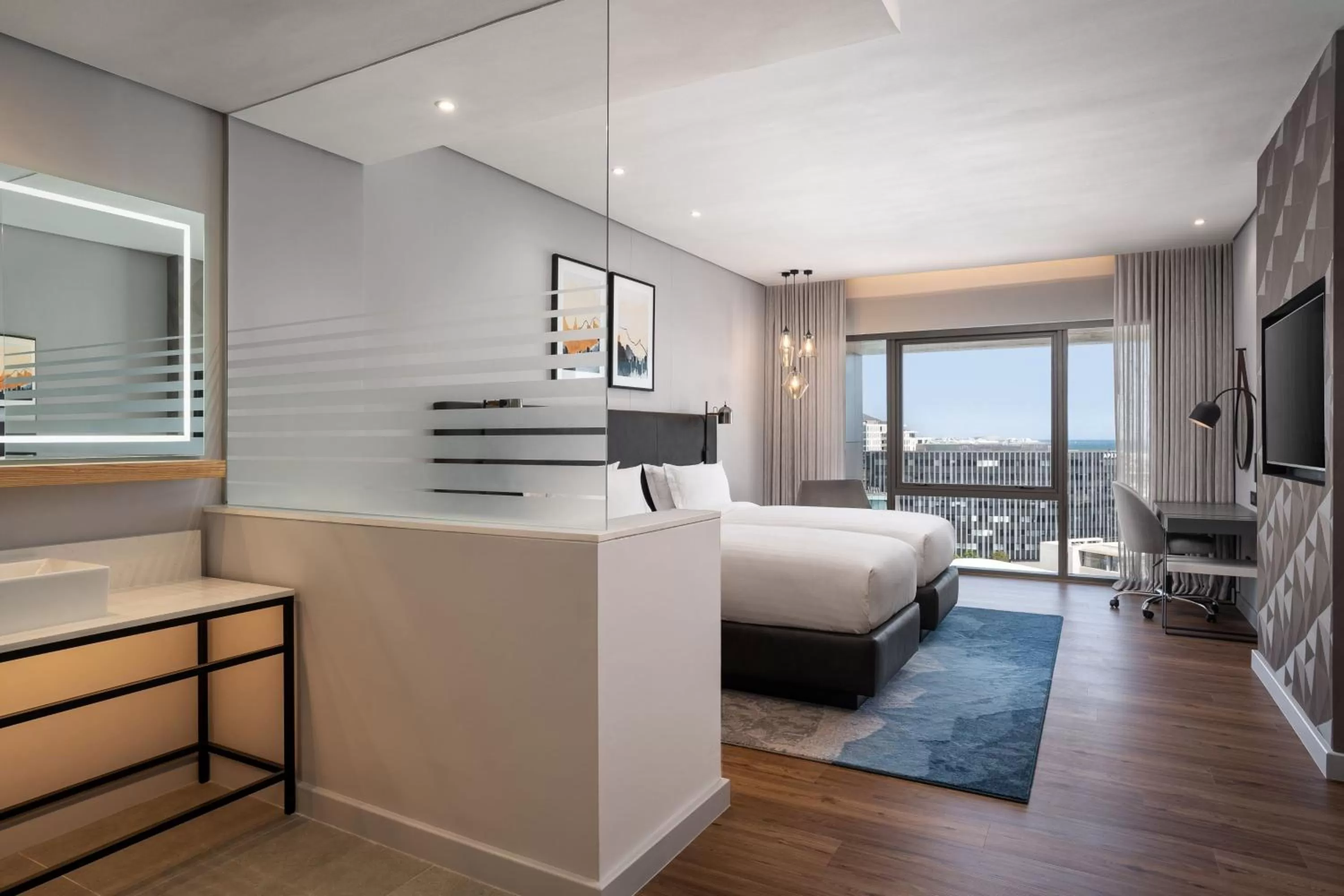 Photo of the whole room, Bed in Cape Town Marriott Hotel Crystal Towers