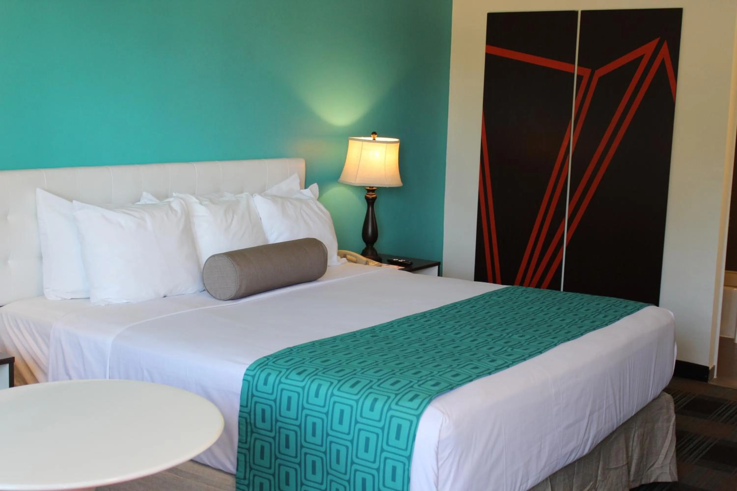 Property building, Bed in Howard Johnson by Wyndham San Diego Hotel Circle