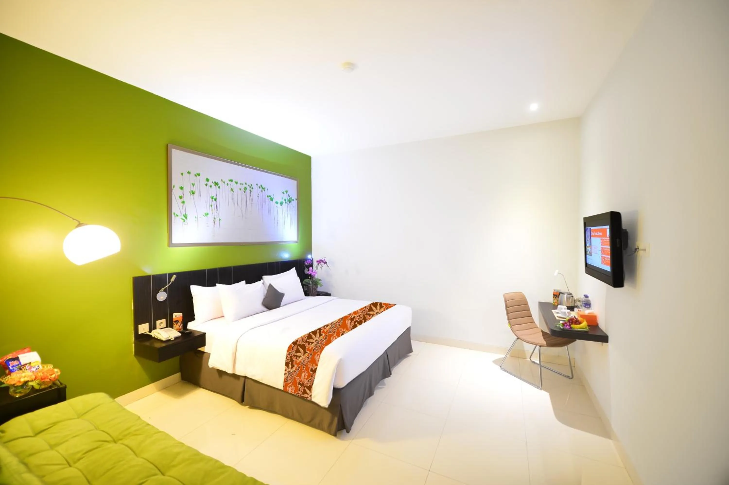 Photo of the whole room, Bed in J Hotel - Bandara Soekarno Hatta