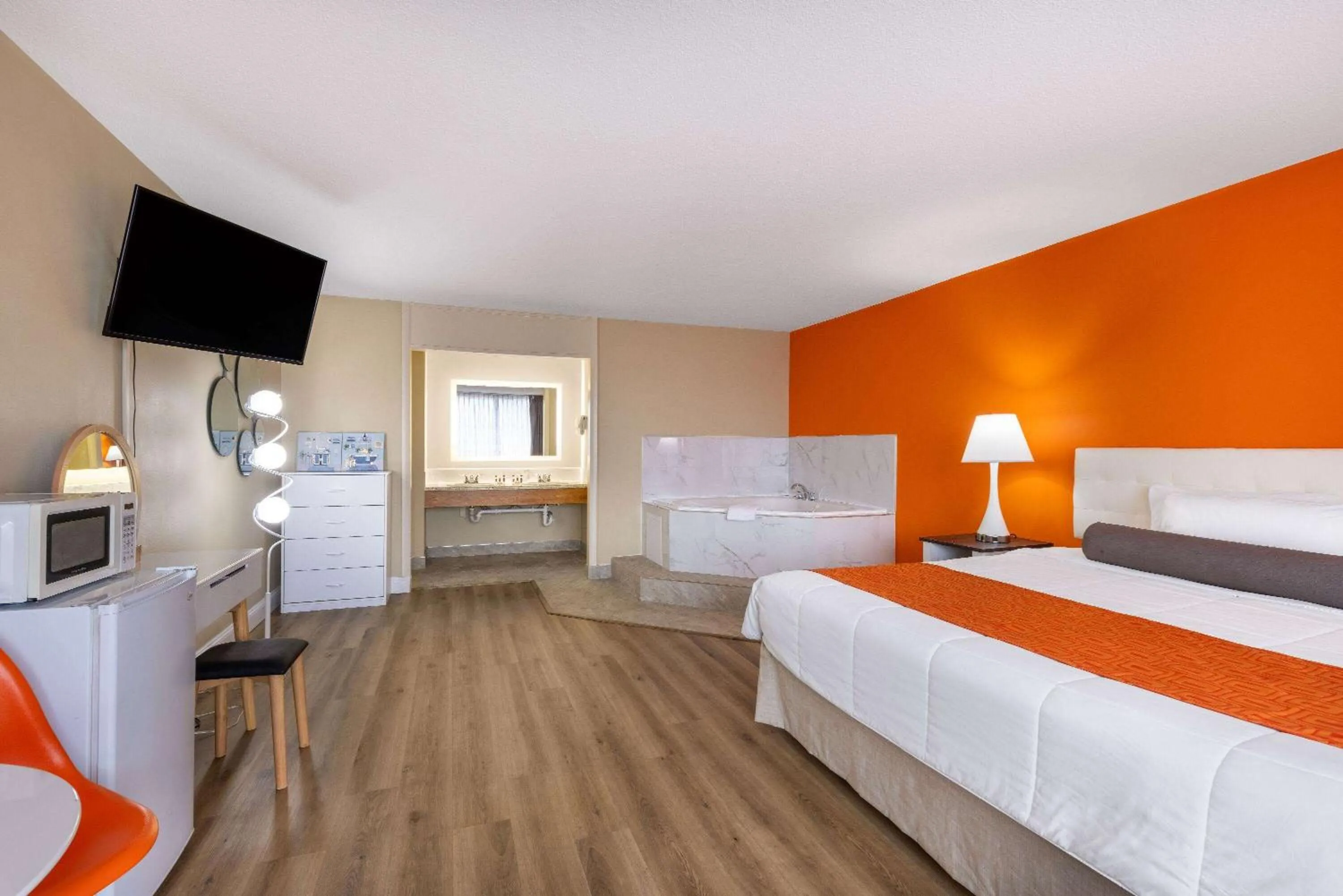 Bed in Howard Johnson by Wyndham Salem Hotel & Conference Center