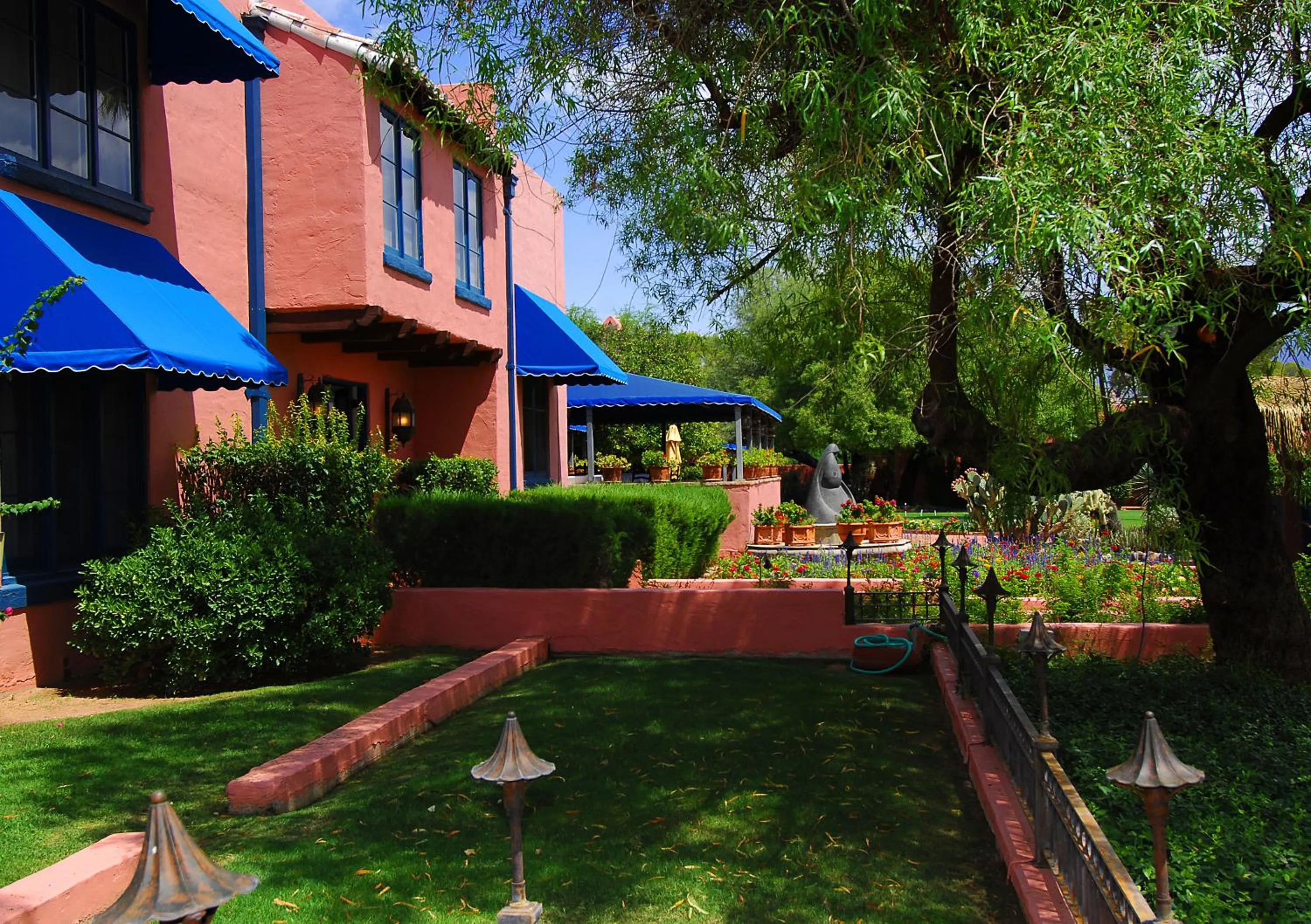 Facade/entrance in Arizona Inn
