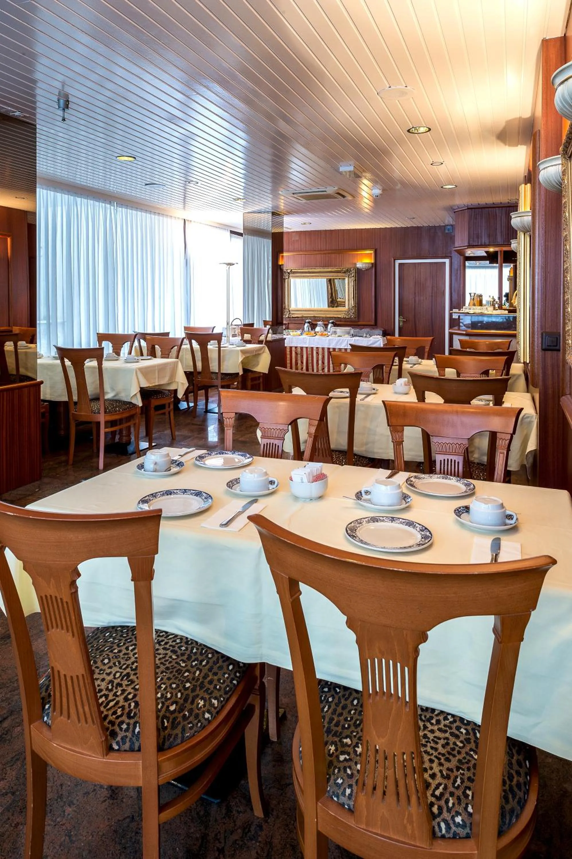 Restaurant/places to eat in Hotel Churchill