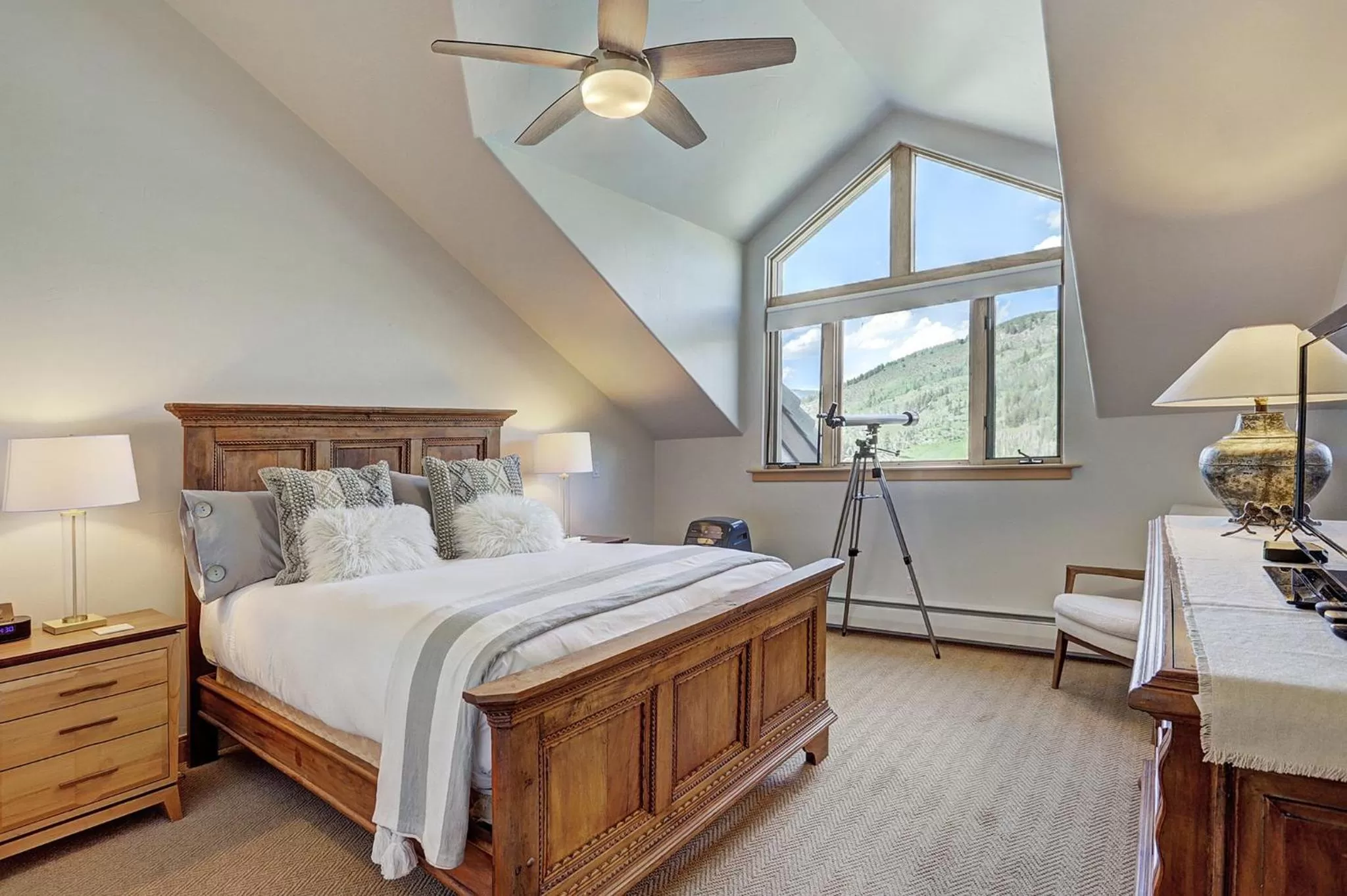 Photo of the whole room, Bed in The Pines Lodge, a RockResort, by Vail Resorts