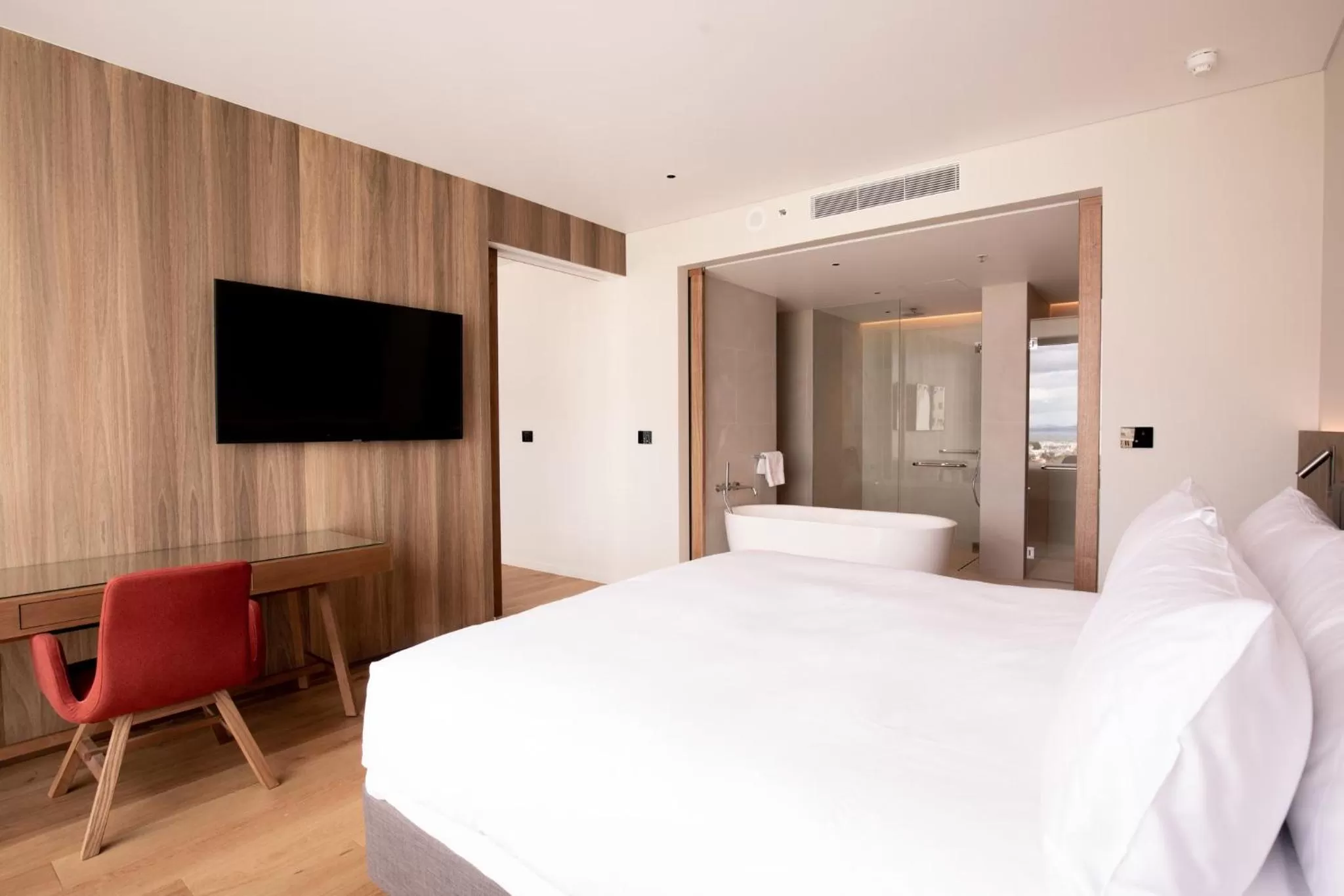 Photo of the whole room, Bed in Crowne Plaza Hobart by IHG