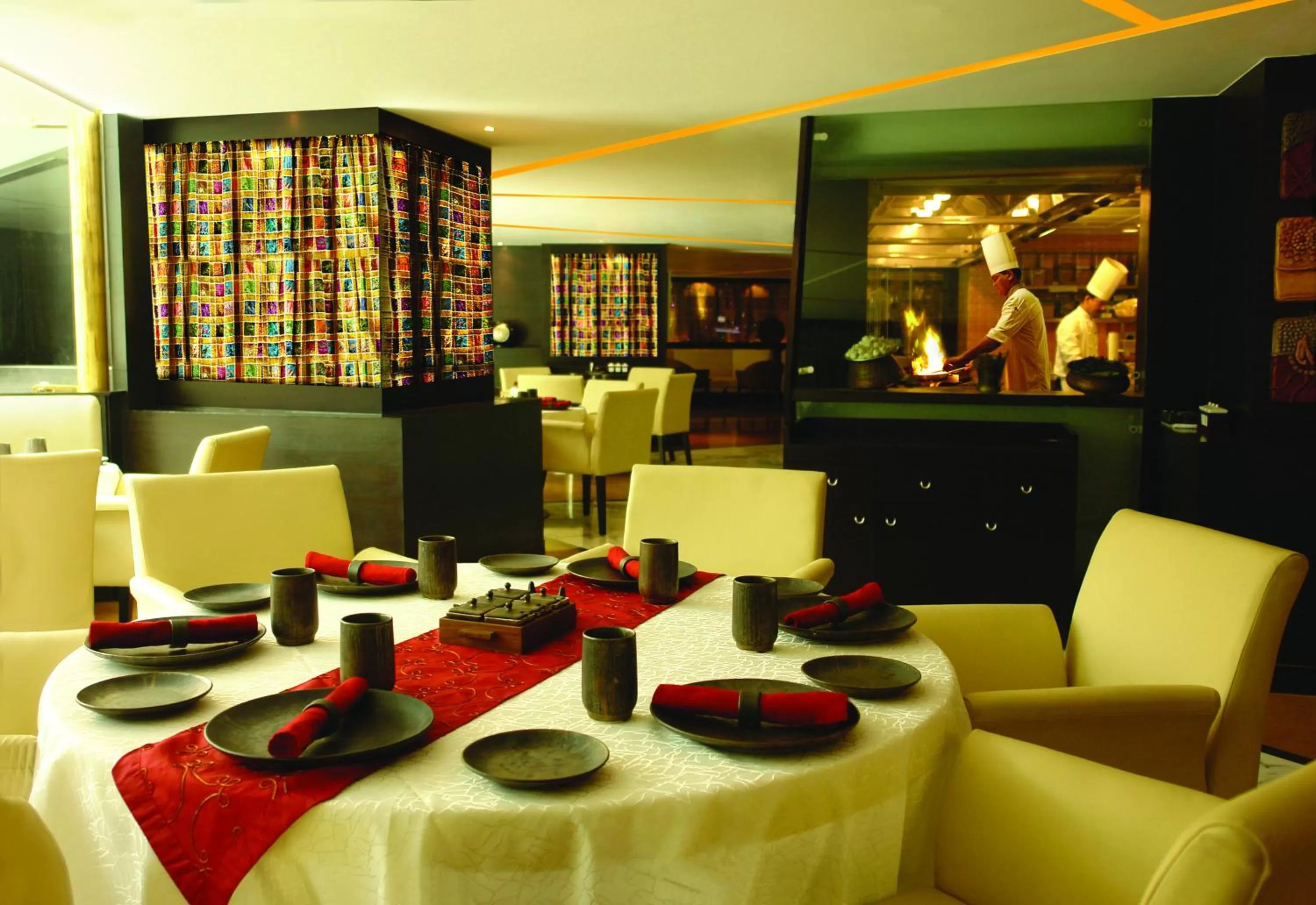 Restaurant/places to eat in Hotel Sahara Star