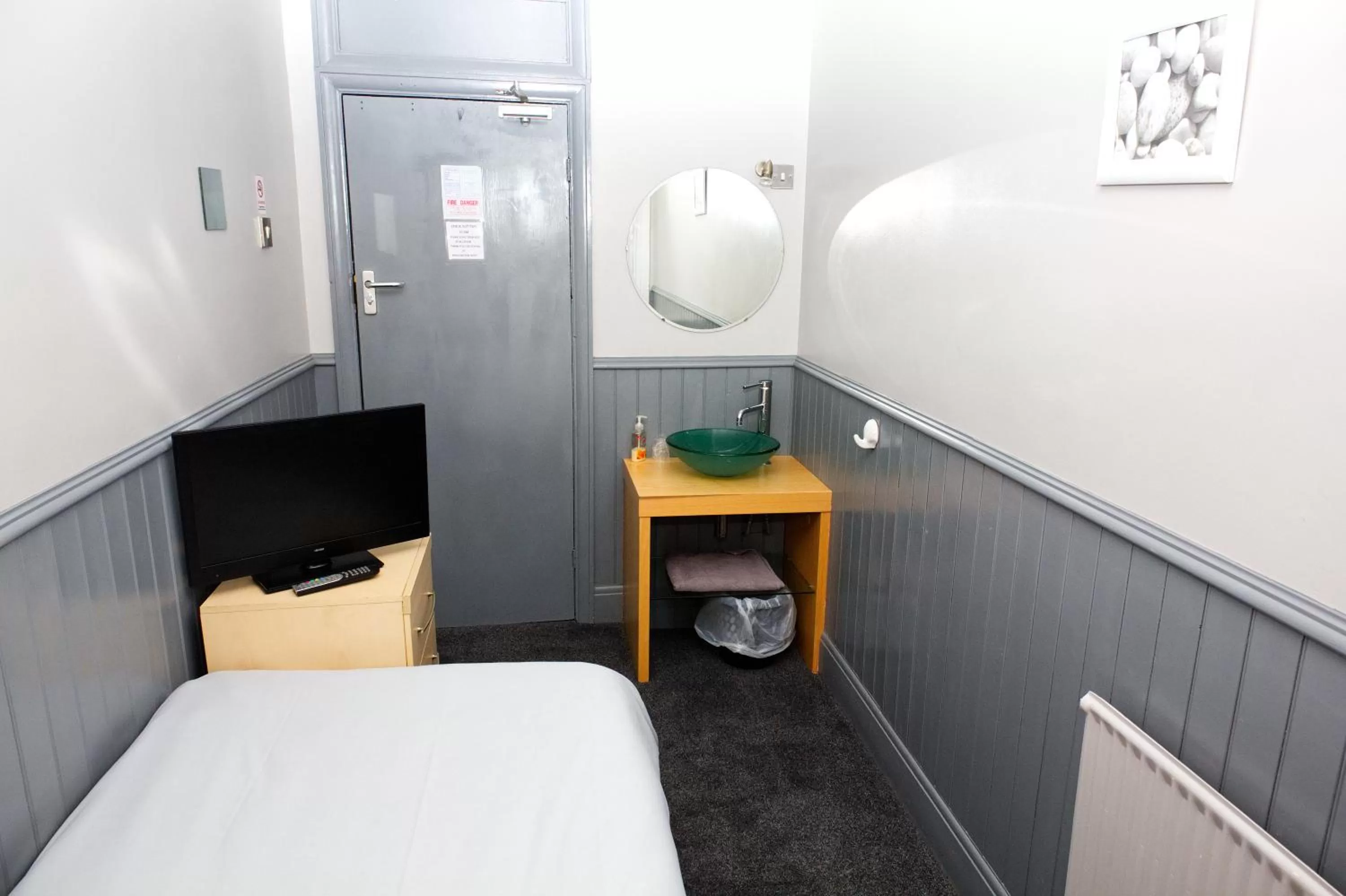 TV/Entertainment Center in Mallowview Bed and Breakfast