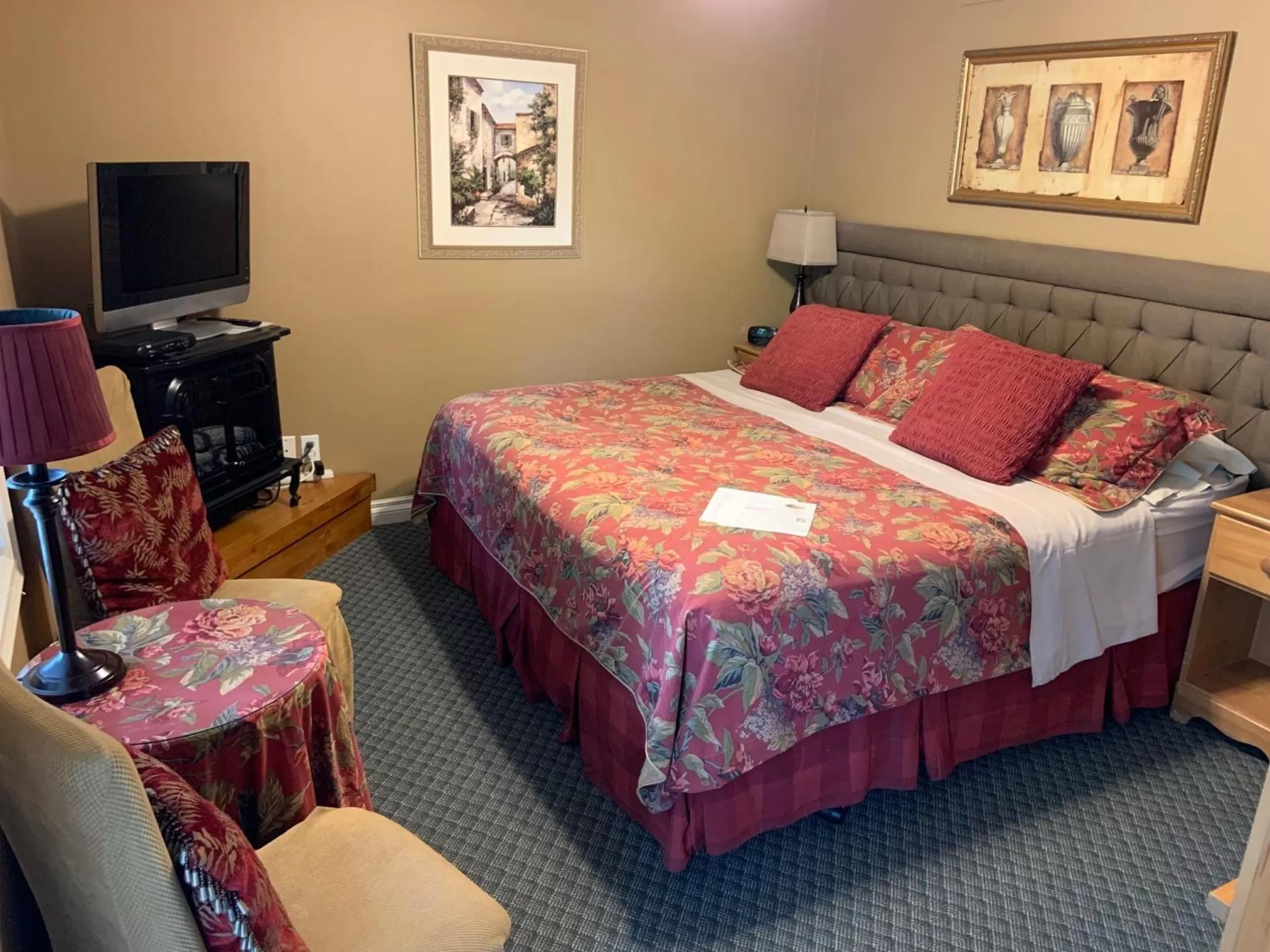 Property building, Bed in WeatherPine Inn