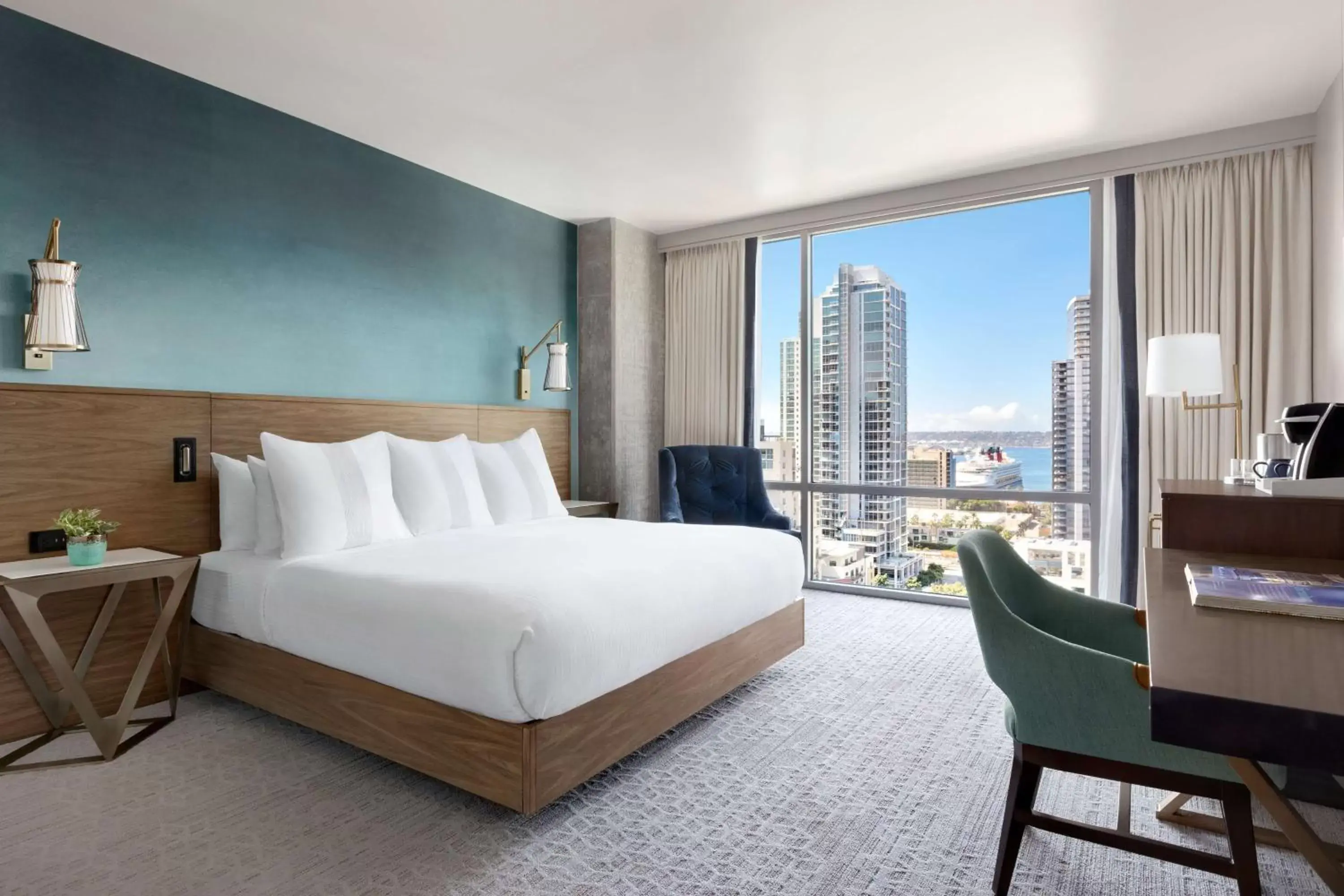 King Guest Room - High Floor in Carte Hotel San Diego Downtown, Curio Collection By Hilton King Guest Room - High Floor in Carte Hotel San Diego Downtown, Curio Collection By Hilton
