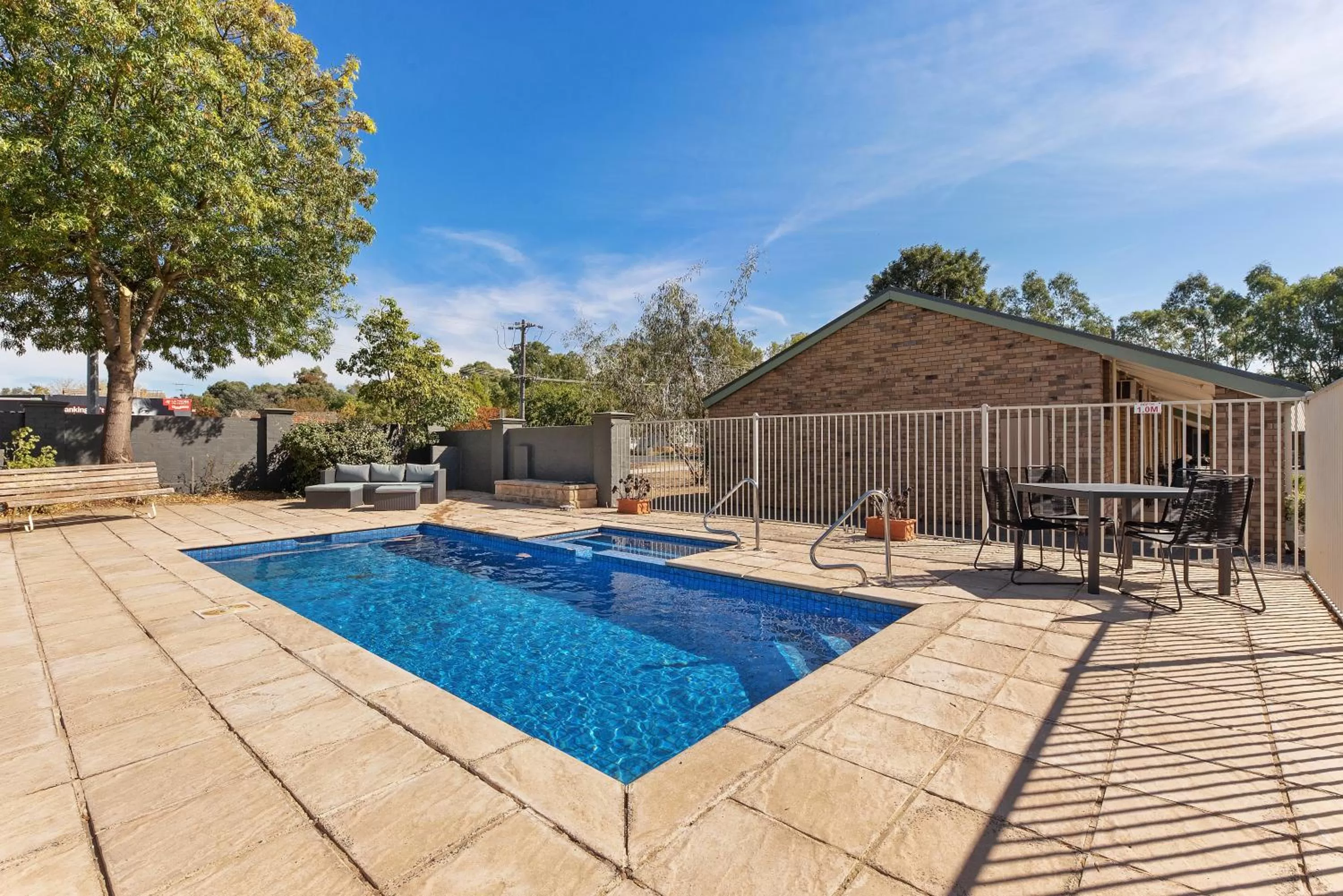 Swimming pool in Homestead Motor Inn & Apartments