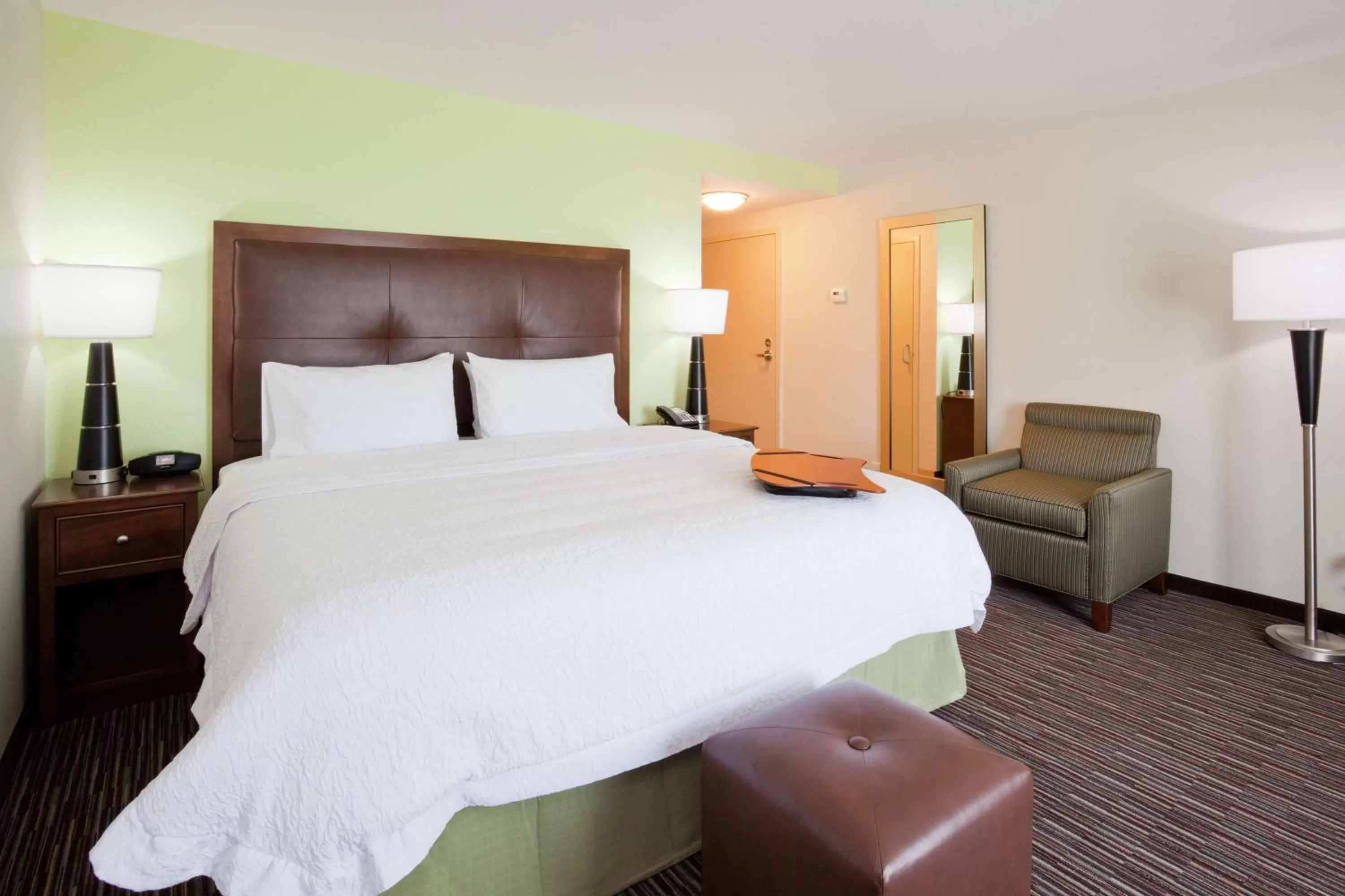 Bed in Hampton Inn & Suites Minneapolis West/ Minnetonka