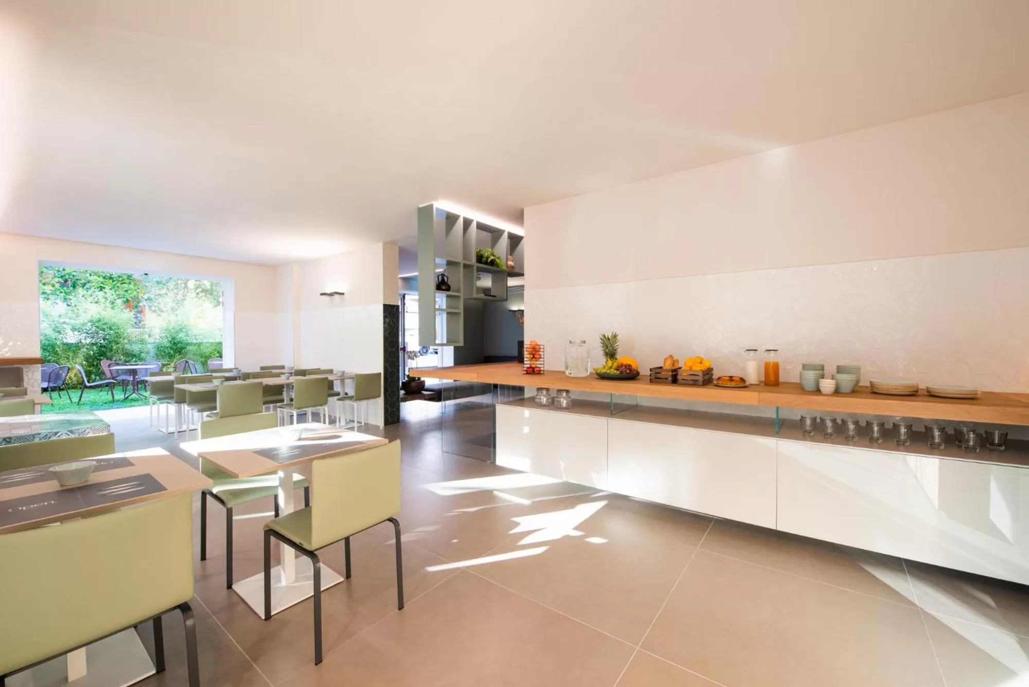 Restaurant/places to eat in Open Hotel