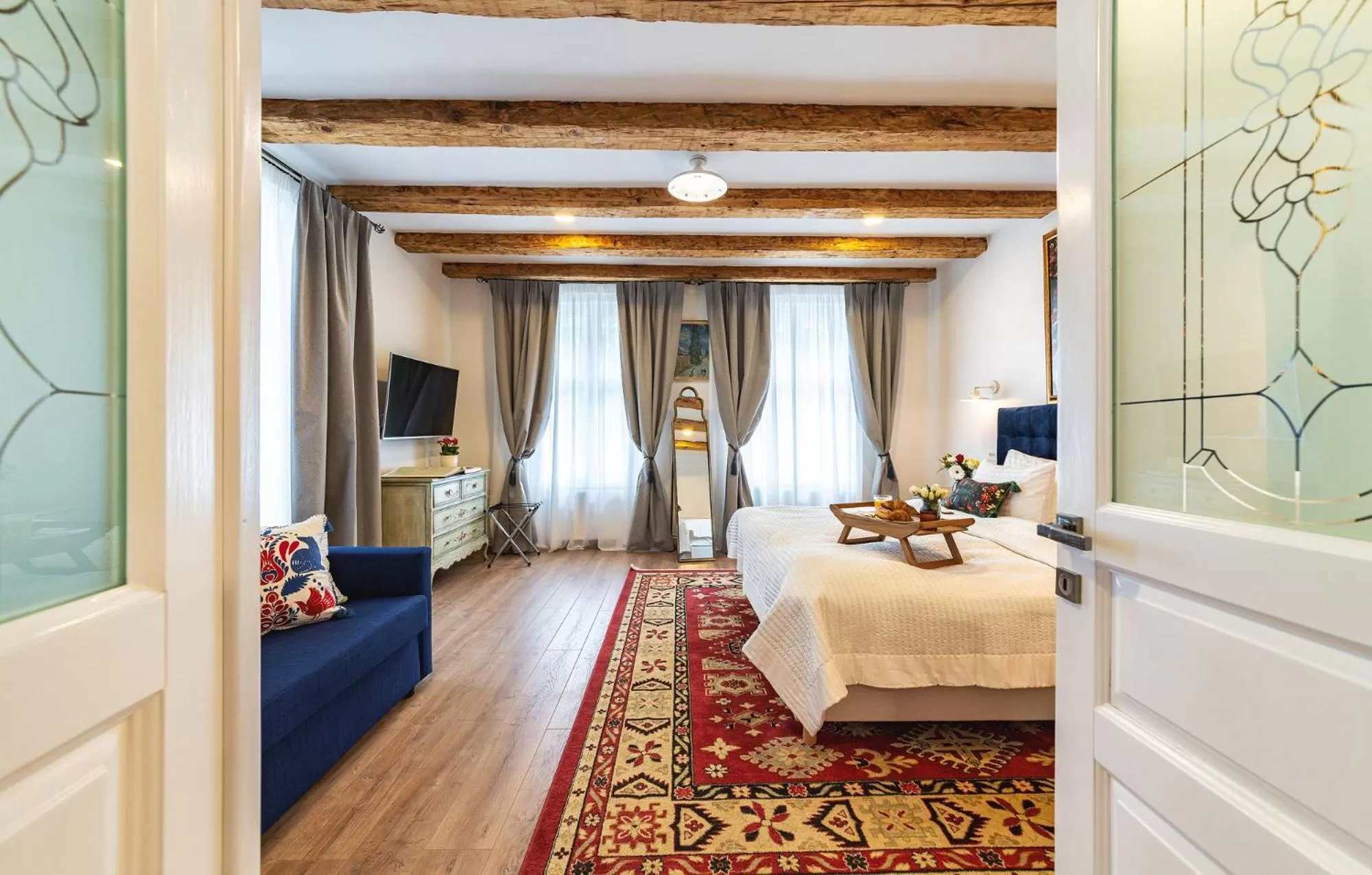 Living room, Bed in Nikolas Haus Central Location with Free Parking