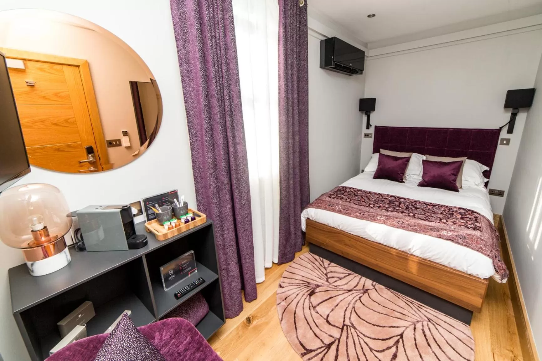 Bed in The Hugo - Hotel Concept Canterbury