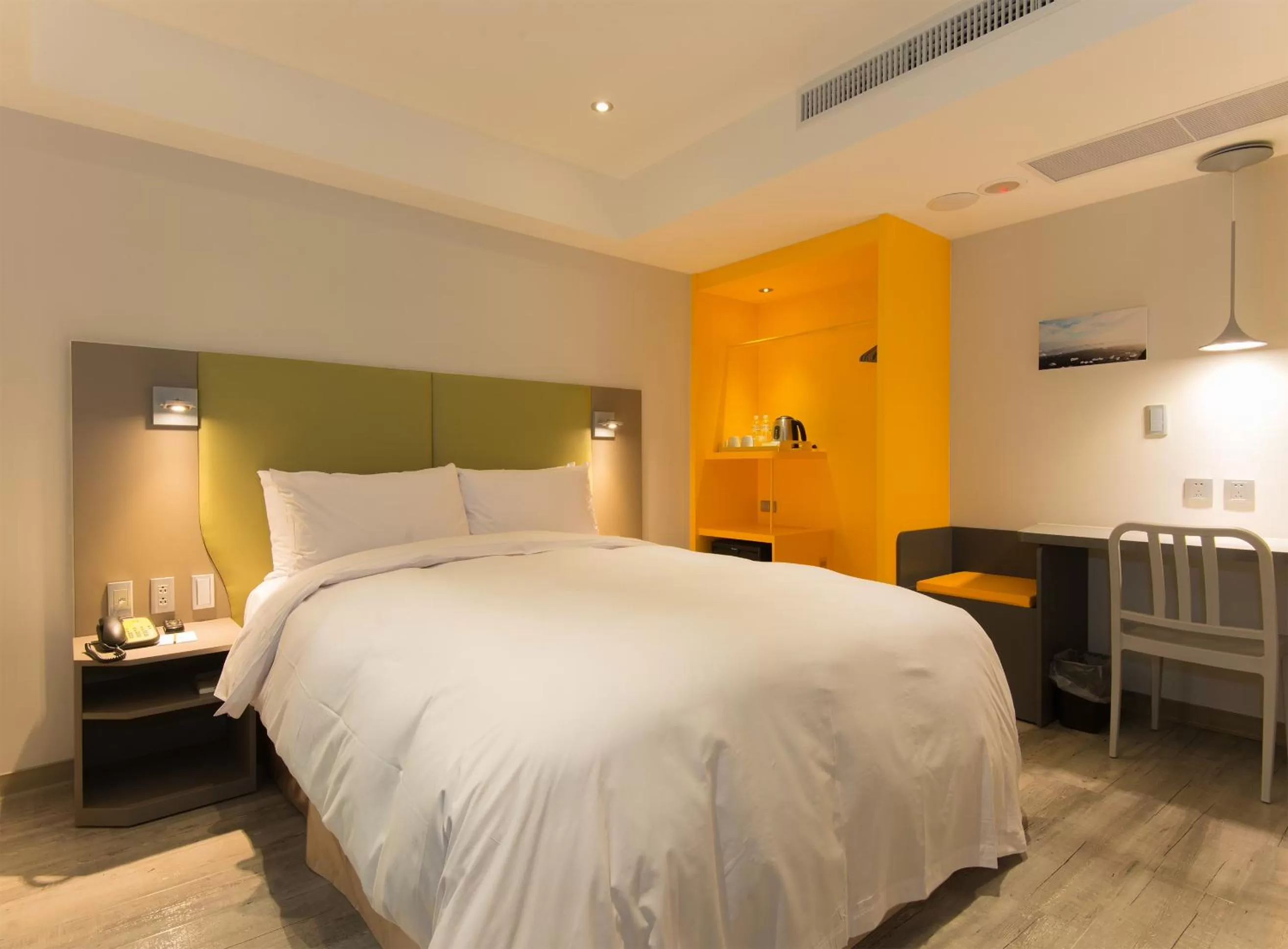 Photo of the whole room, Bed in Horizon Inn