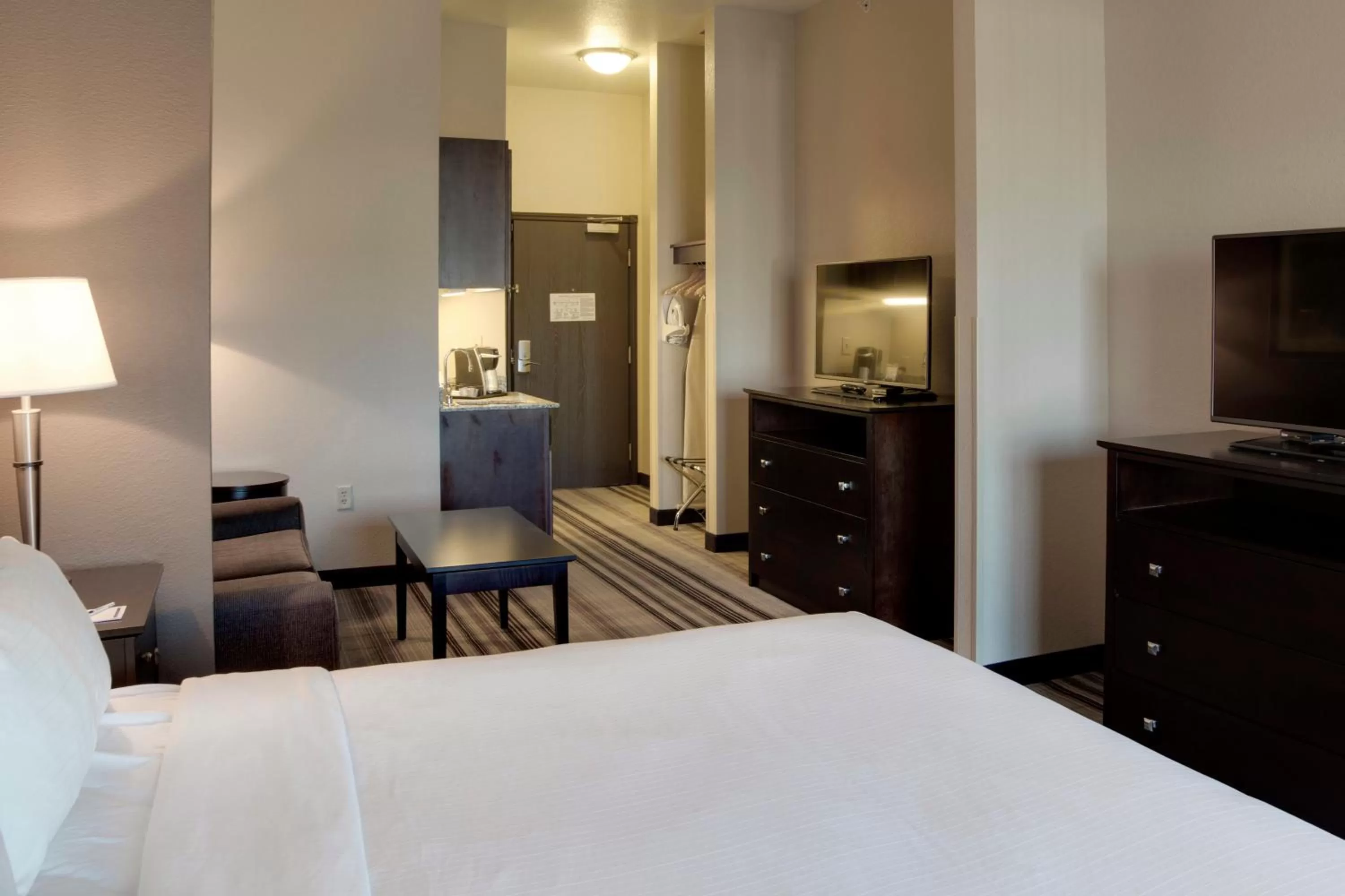 Photo of the whole room, Bed in Holiday Inn Express & Suites Nevada by IHG