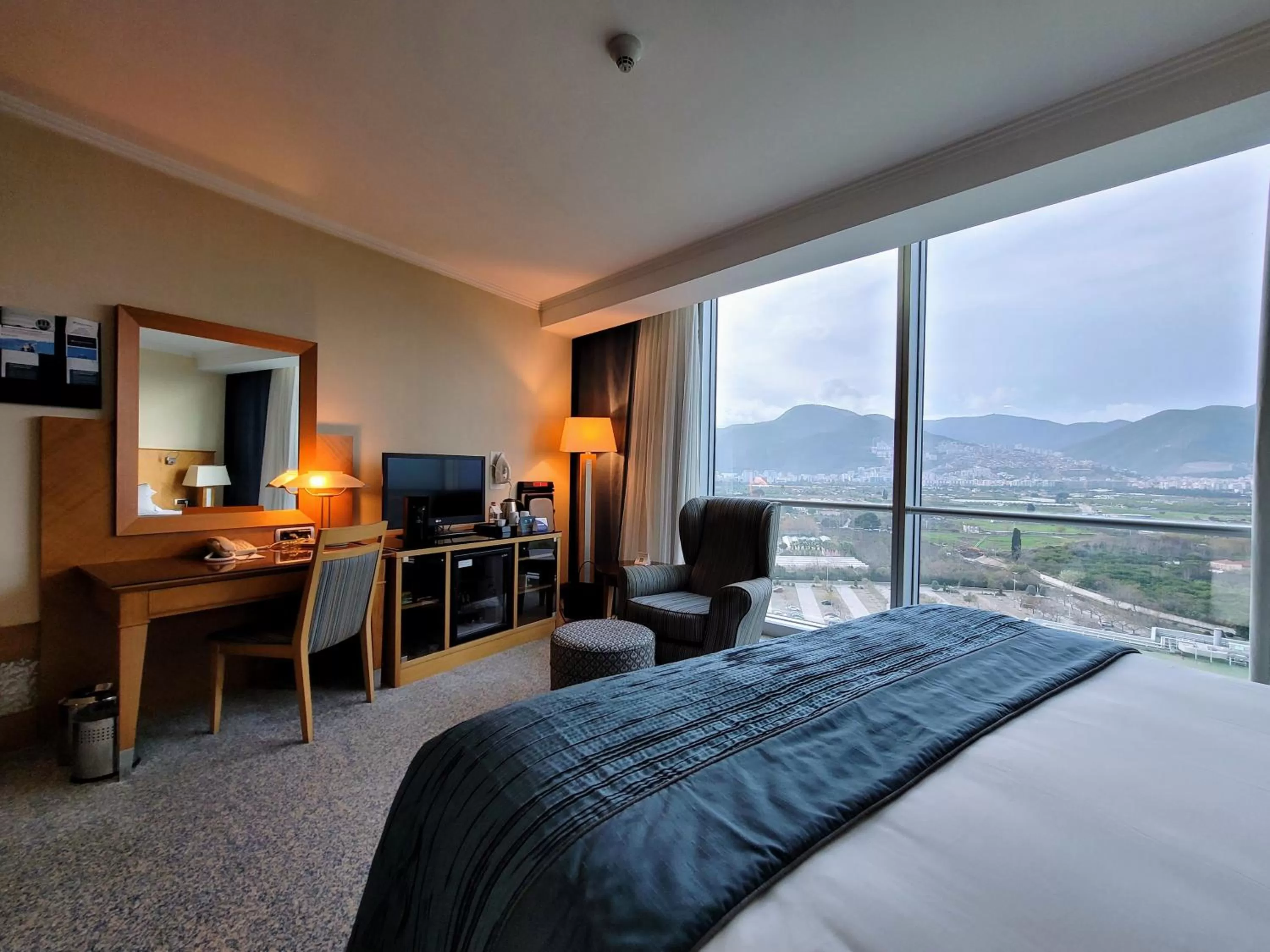 Mountain view, Bed in Wyndham Grand Izmir Ozdilek Thermal & Spa