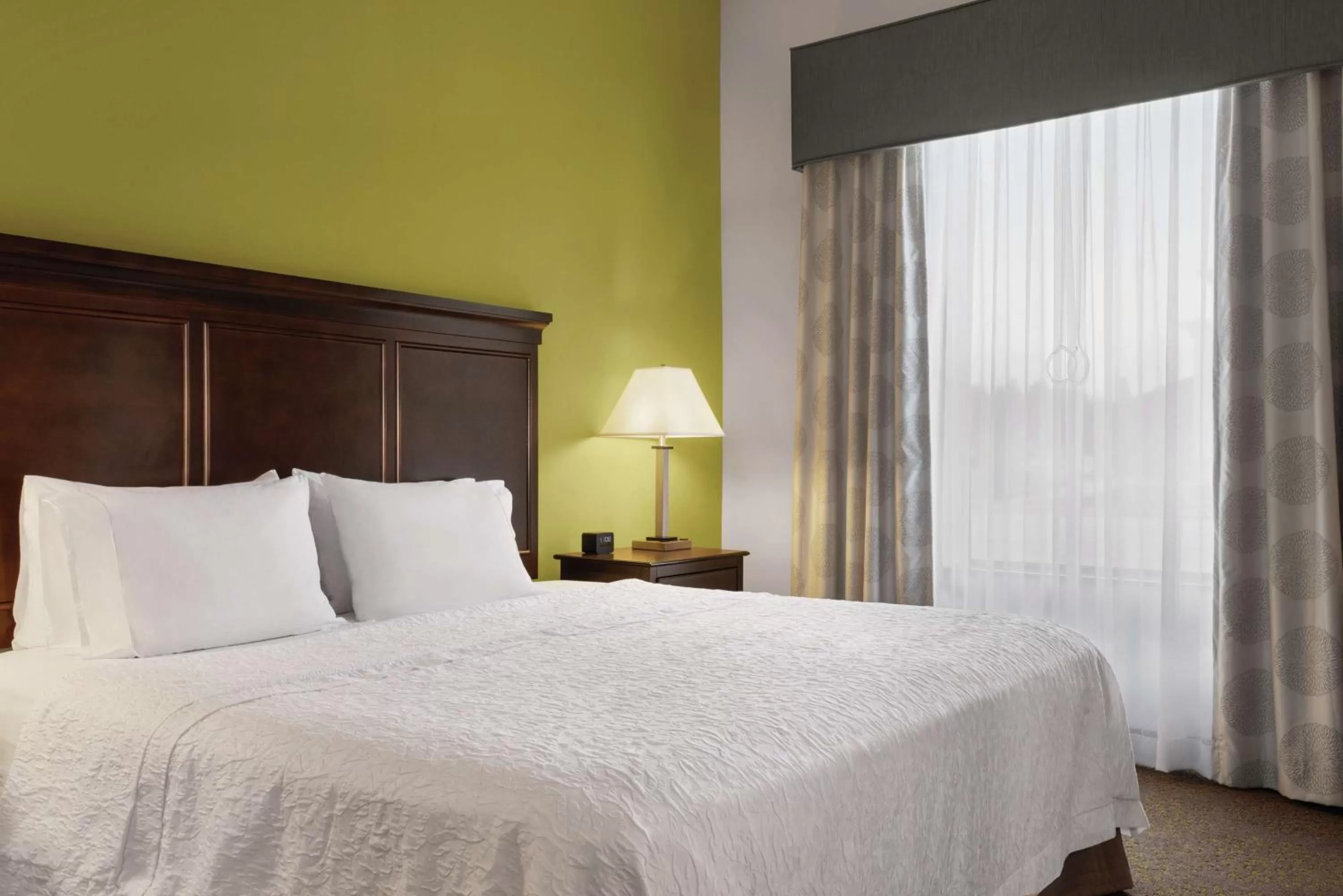 Bed in Hampton Inn & Suites Mishawaka/South Bend at Heritage Square