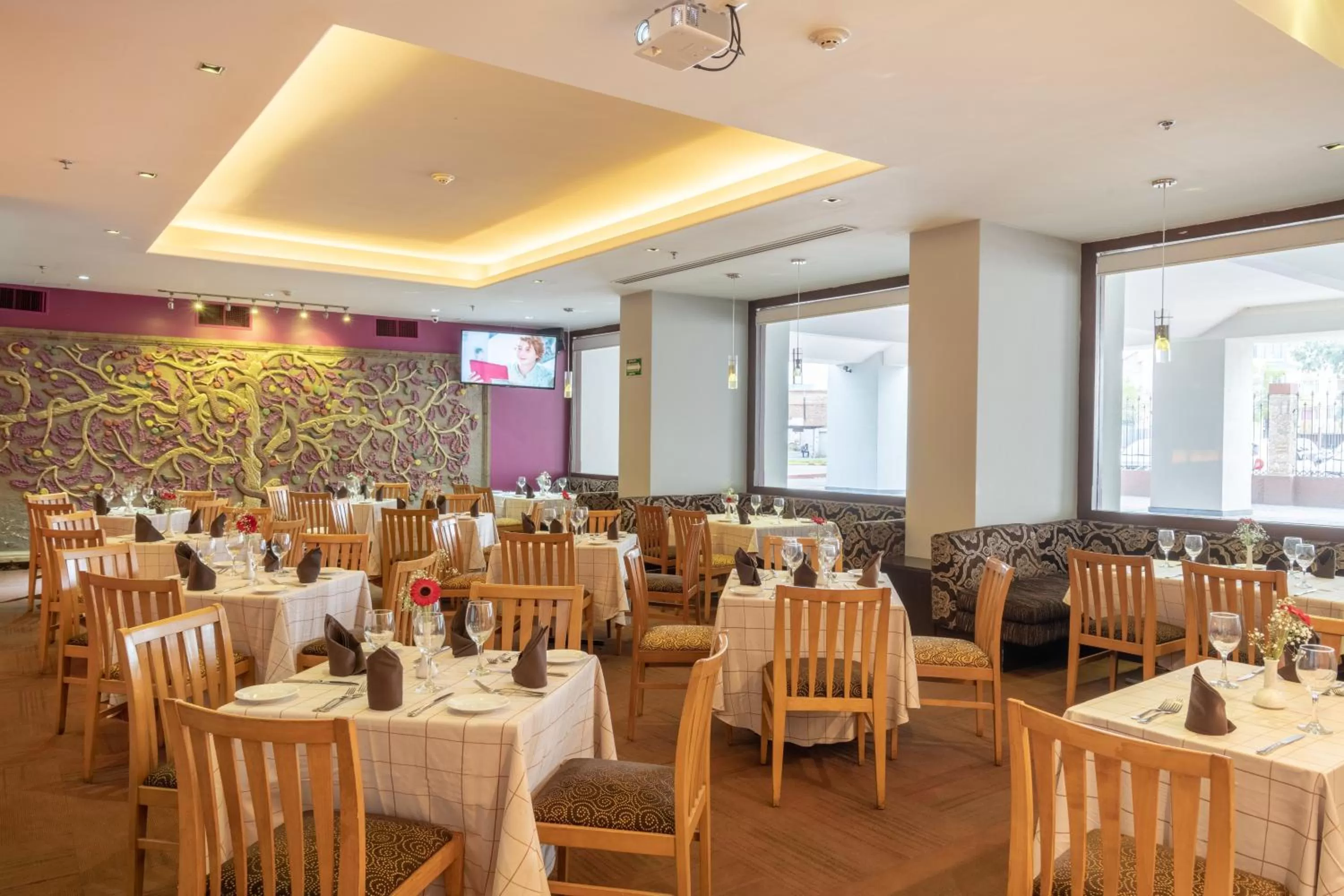 Restaurant/places to eat in Holiday Inn Guadalajara Expo Plaza del Sol by IHG