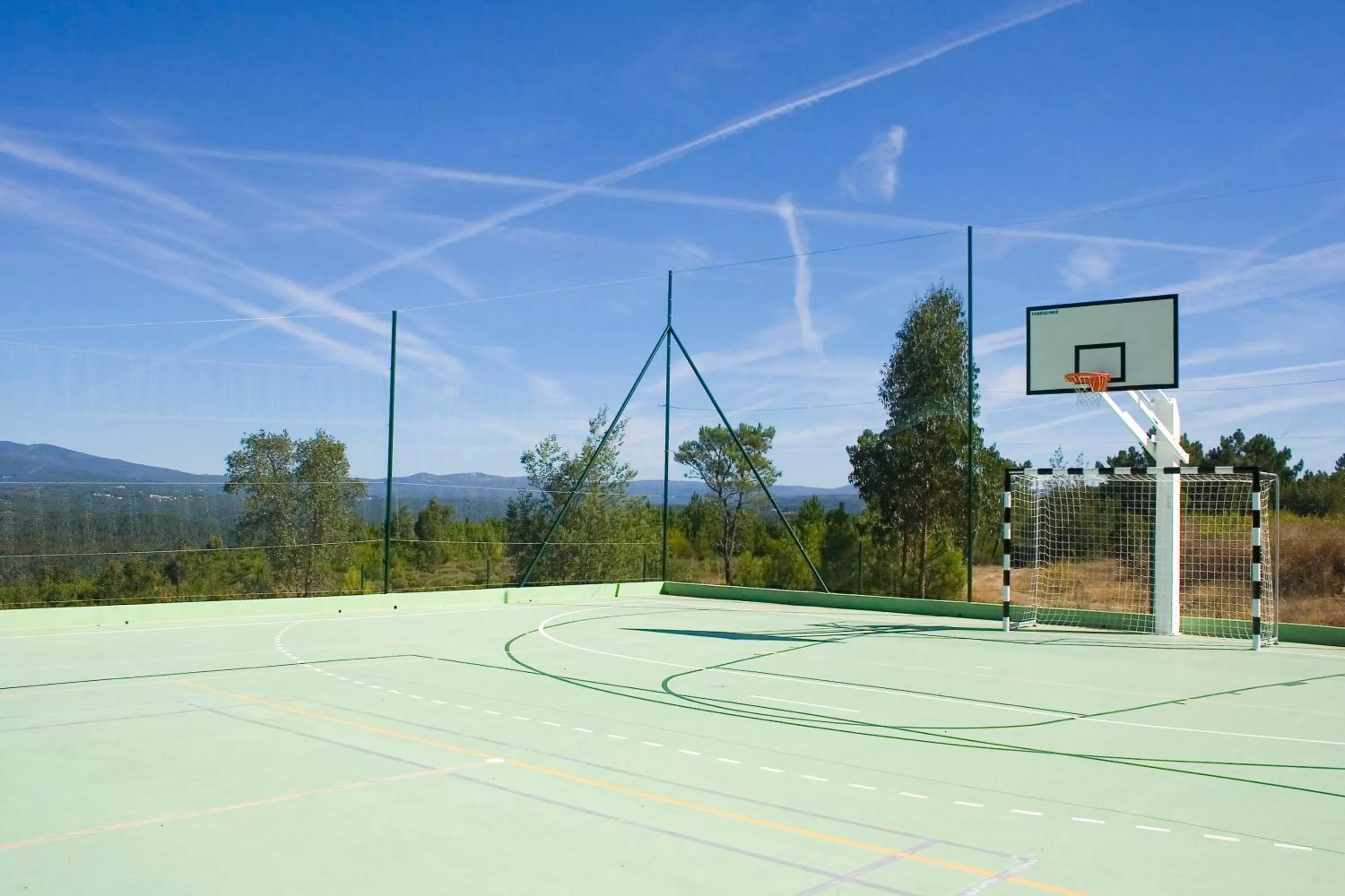 Tennis court in Hotel Da Montanha