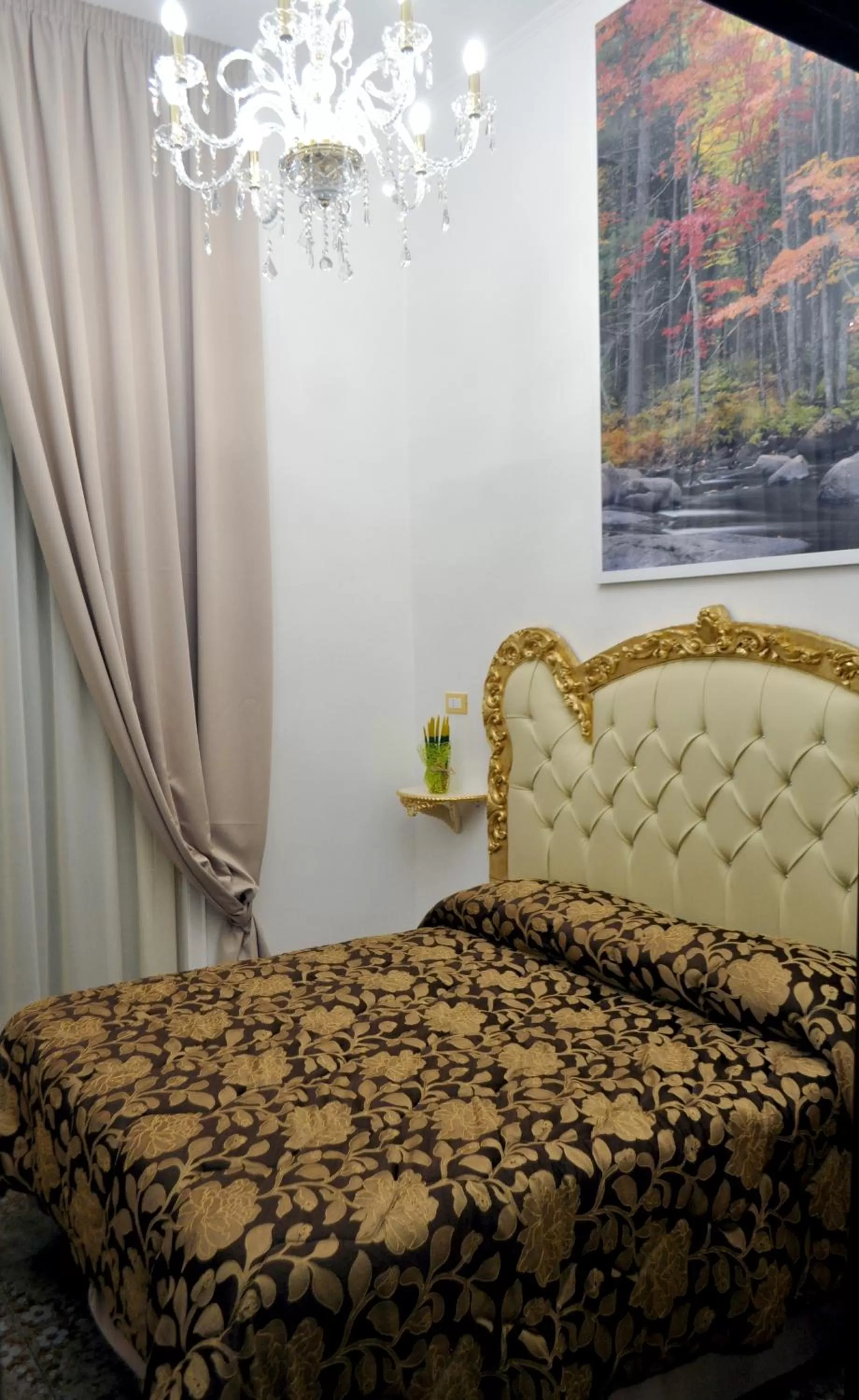 Spring, Bed in Hotel des Artistes