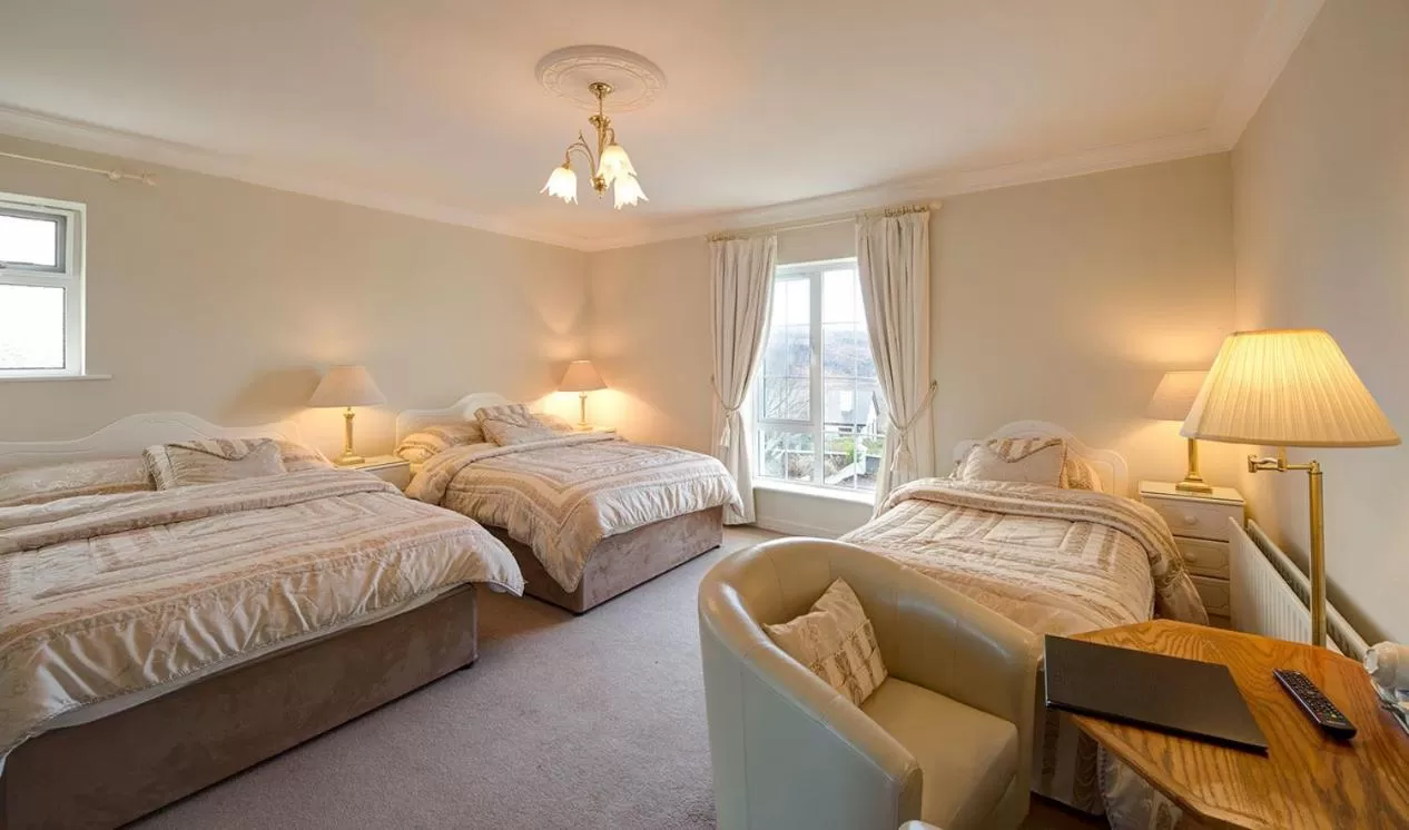 Photo of the whole room, Bed in Carrabaun House