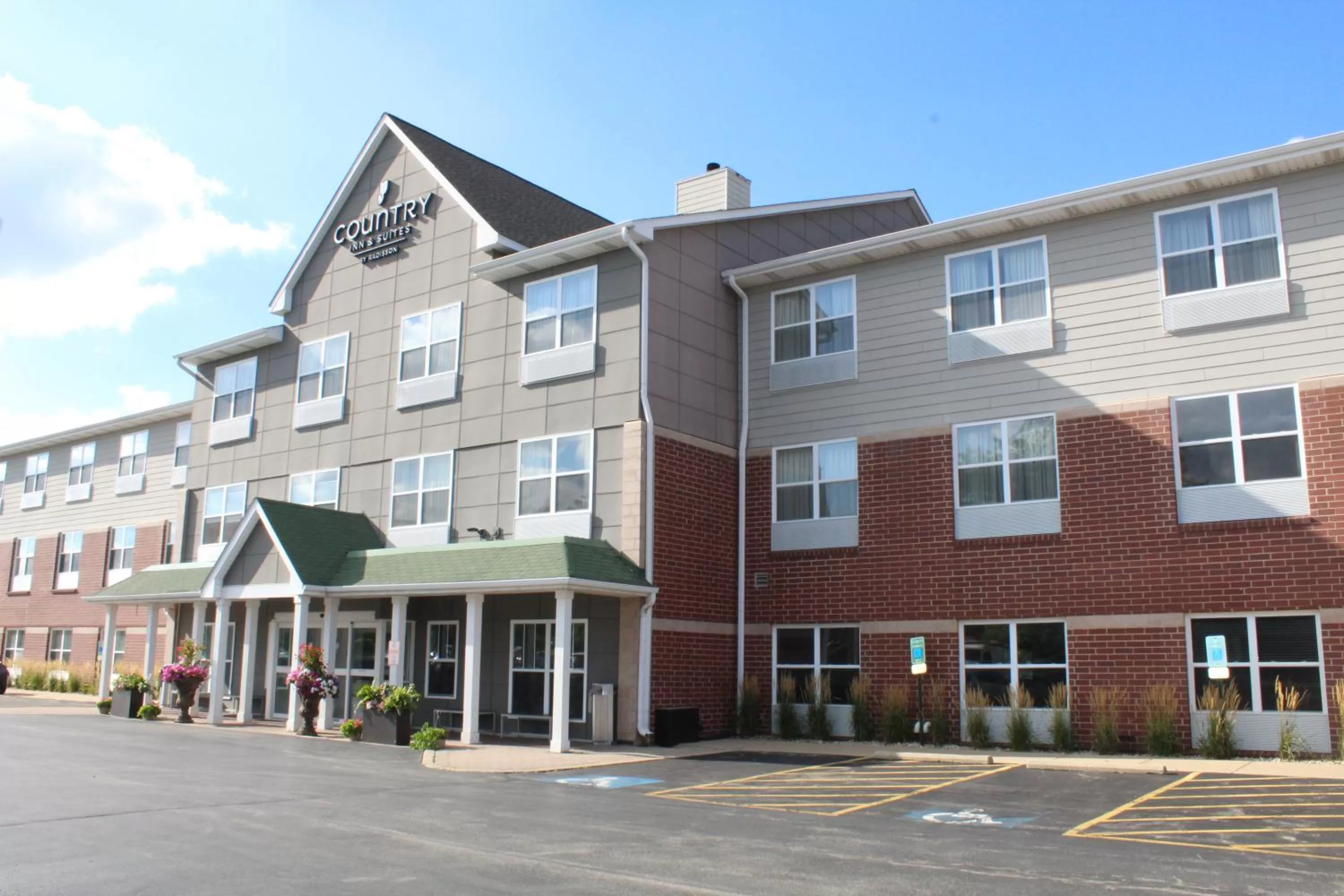 Property building in Country Inn & Suites by Radisson, Crystal Lake, IL