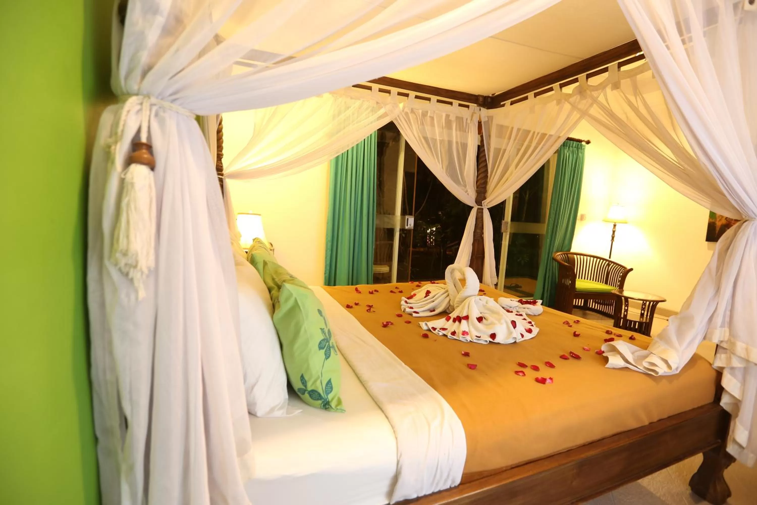 Bedroom, Bed in Aquarius Beach Hotel