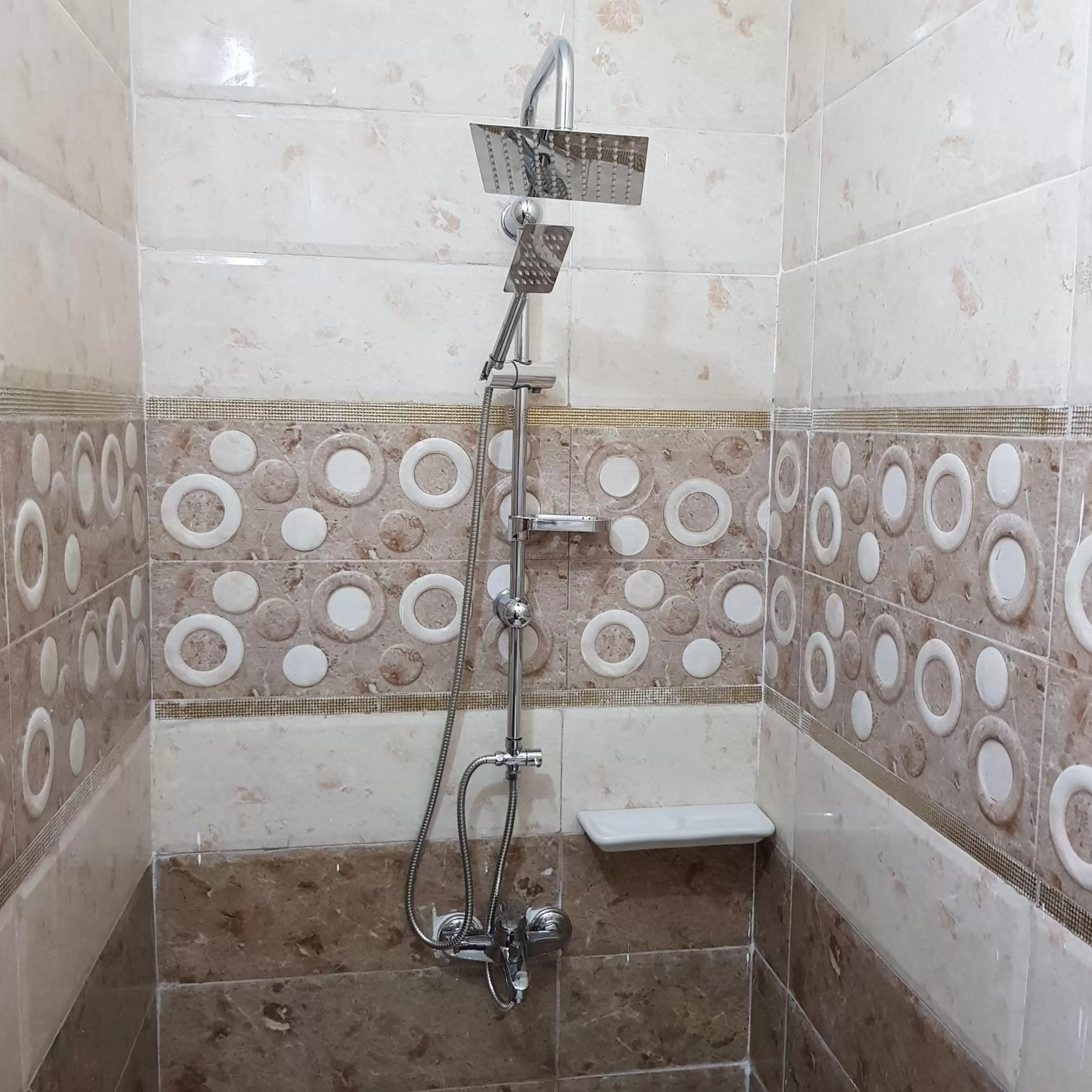 Bathroom in Sphinx palace pyramids view