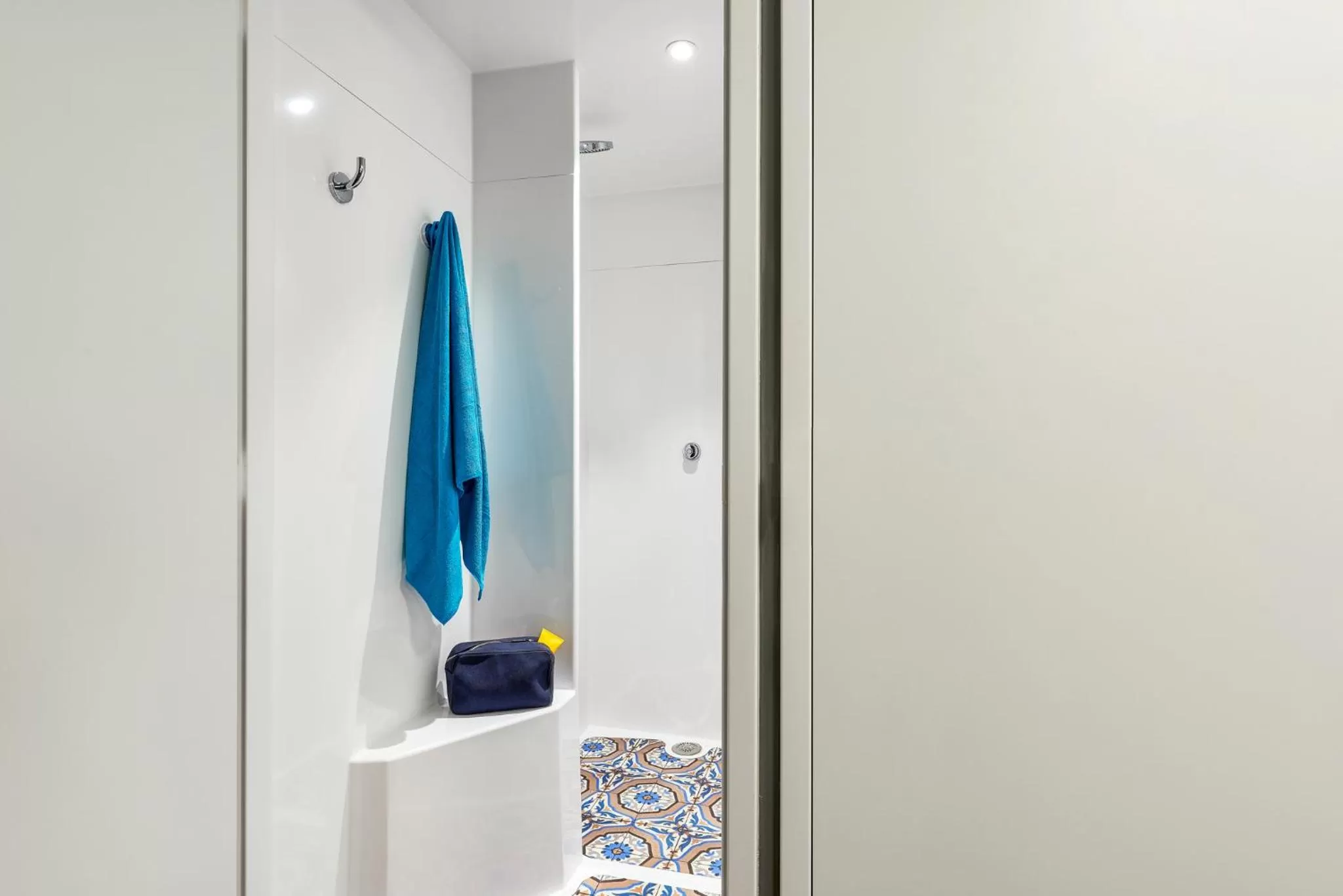 Shower in hotelF1 Paris Porte de Châtillon