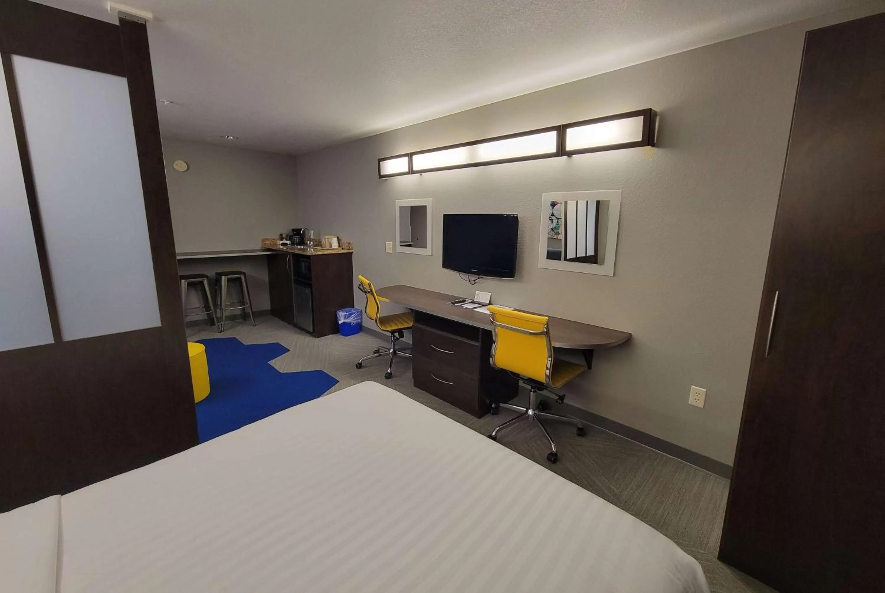 Photo of the whole room, Bed in Microtel Inn & Suites by Wyndham Bluffs
