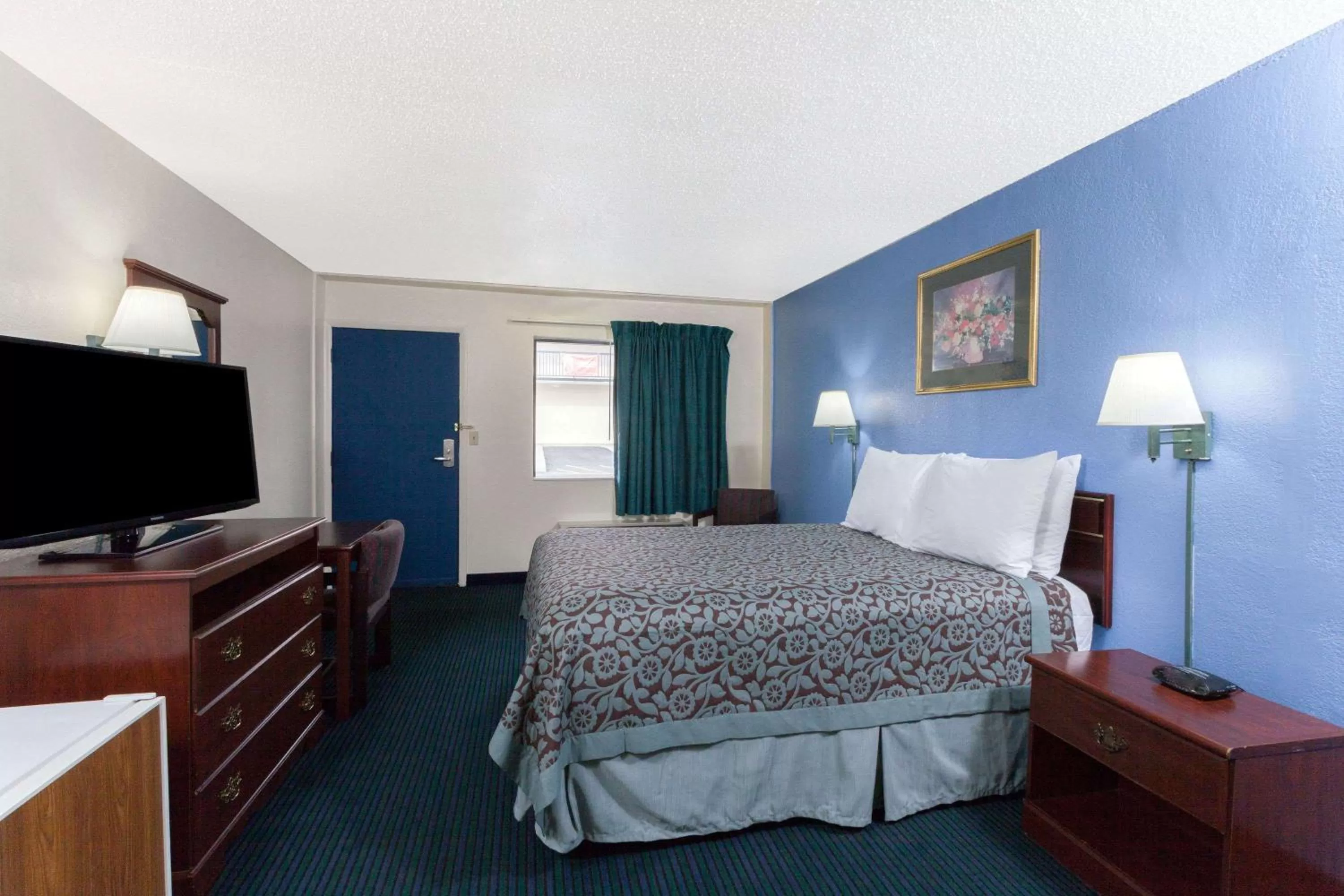 Photo of the whole room, Bed in Days Inn by Wyndham Oklahoma City Fairground