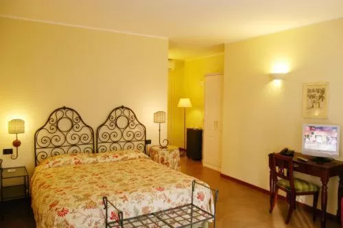 Photo of the whole room, Bed in La Valletta Relais