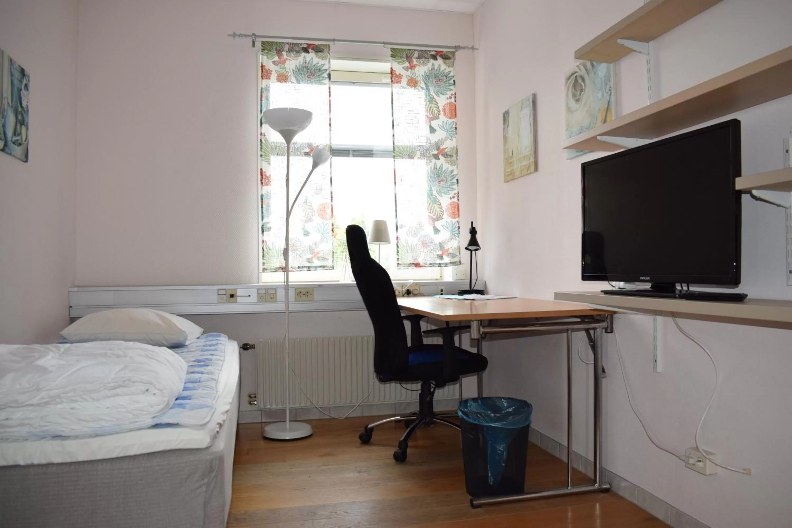 Property building, TV/Entertainment Center in Vallabiten Rum och Lägenheter