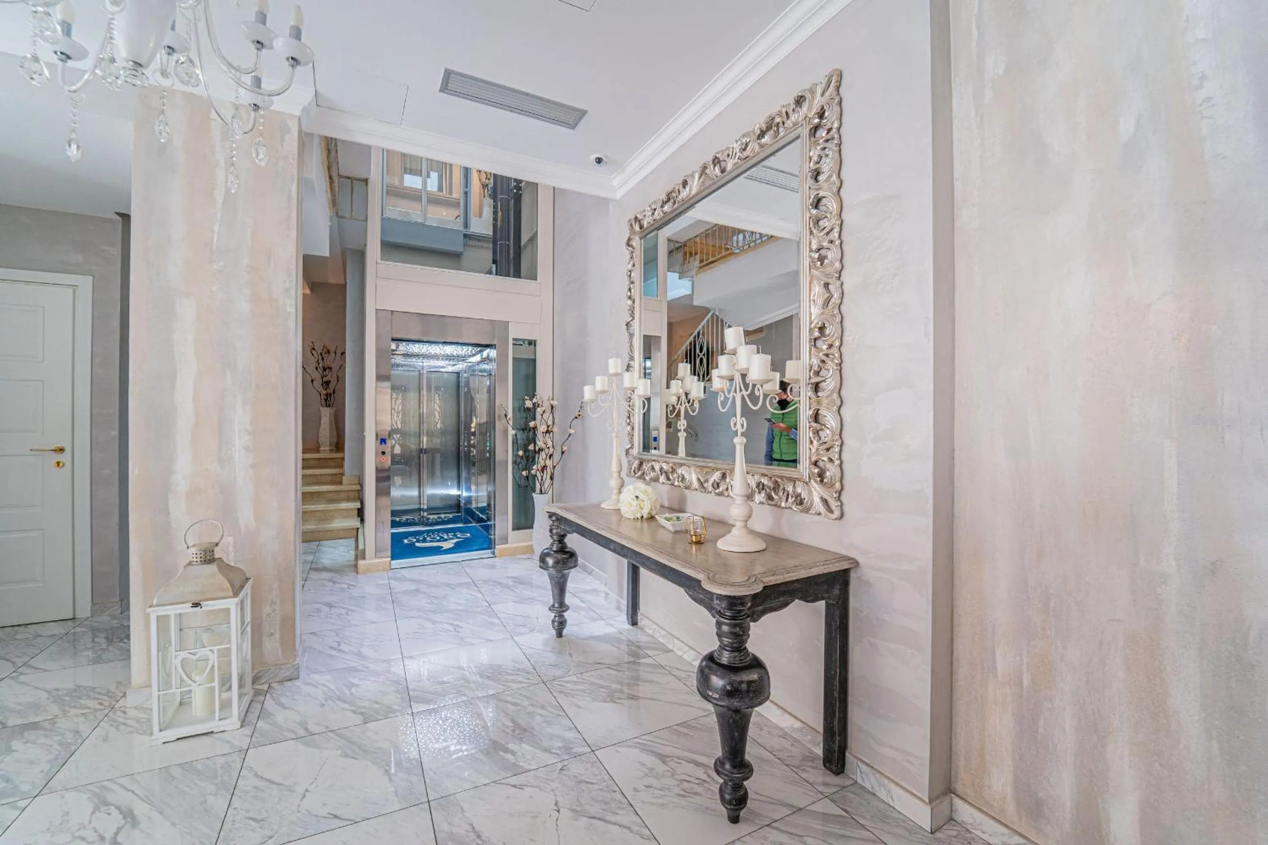 Communal lounge/ TV room in Hotel Colomba D'Oro