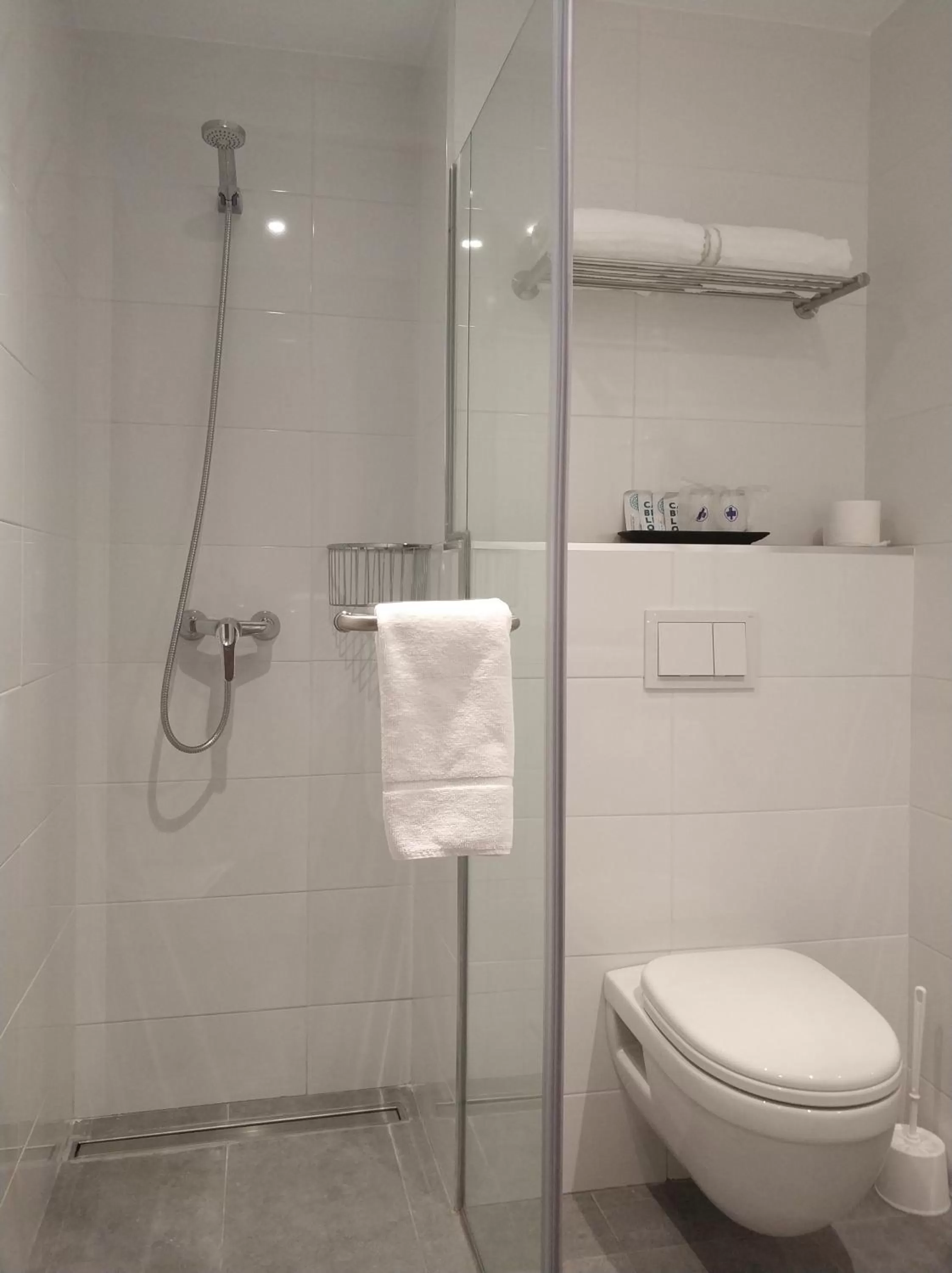 Shower in Hotel Abelay