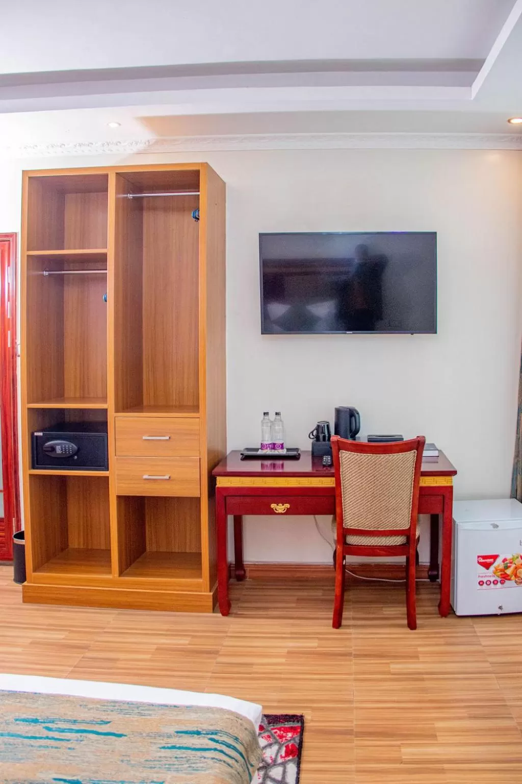 View (from property/room), TV/Entertainment Center in Vickmark Hotel