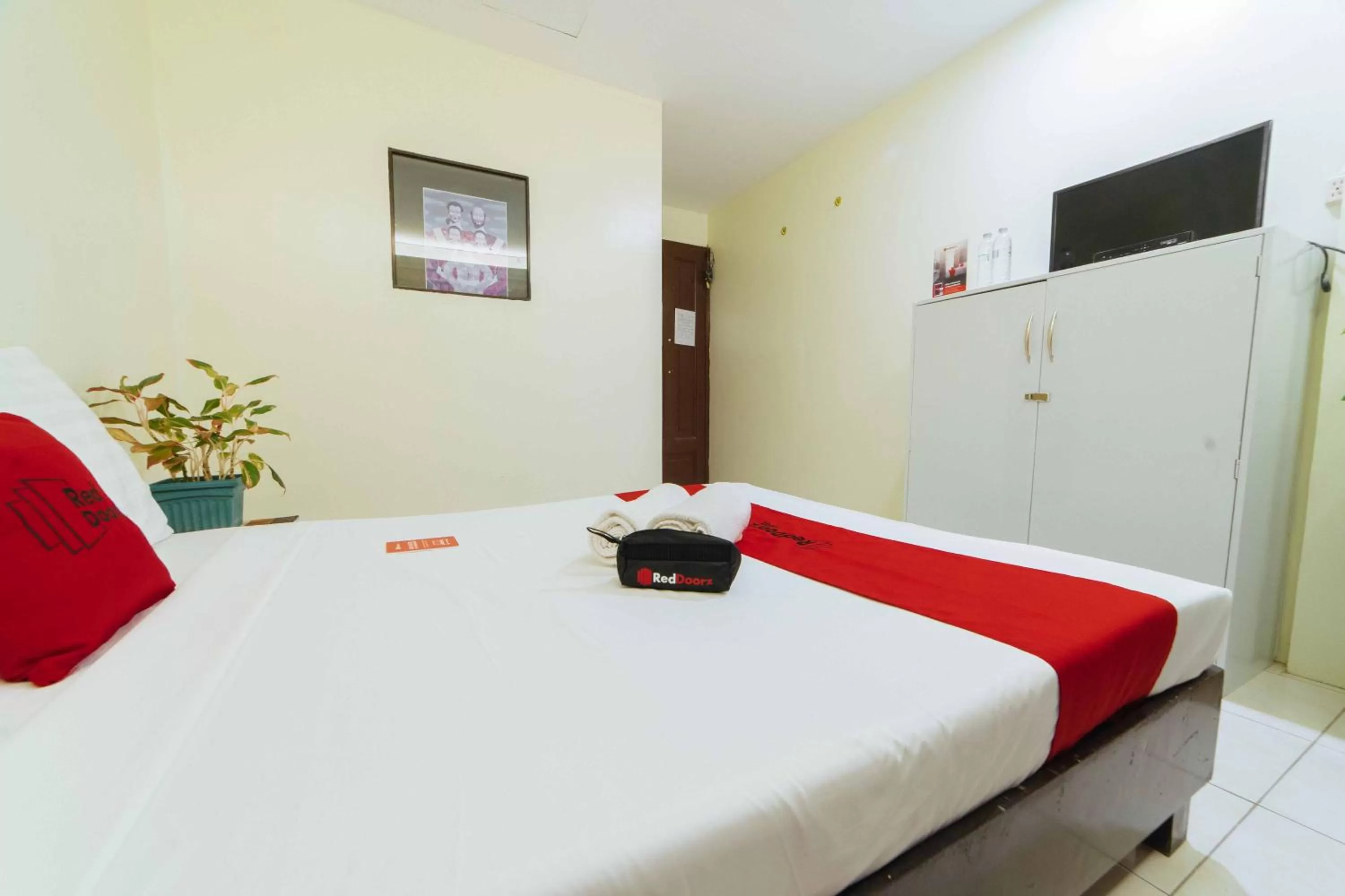 Bedroom, Bed in RedDoorz @ Ledesco Avenue Lapaz Iloilo