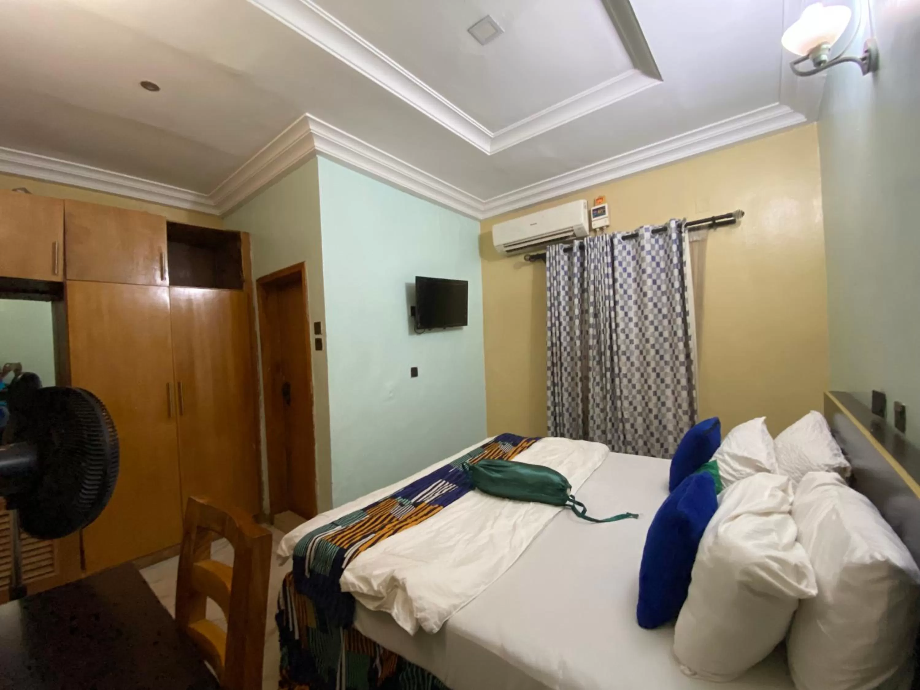 Bed in Nue-Crest Hotels & Suites