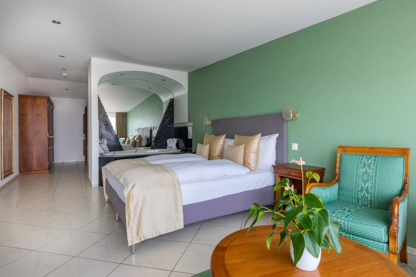 Bed in Swiss-Chalet Merlischachen - Romantik Schloss-Hotel am See