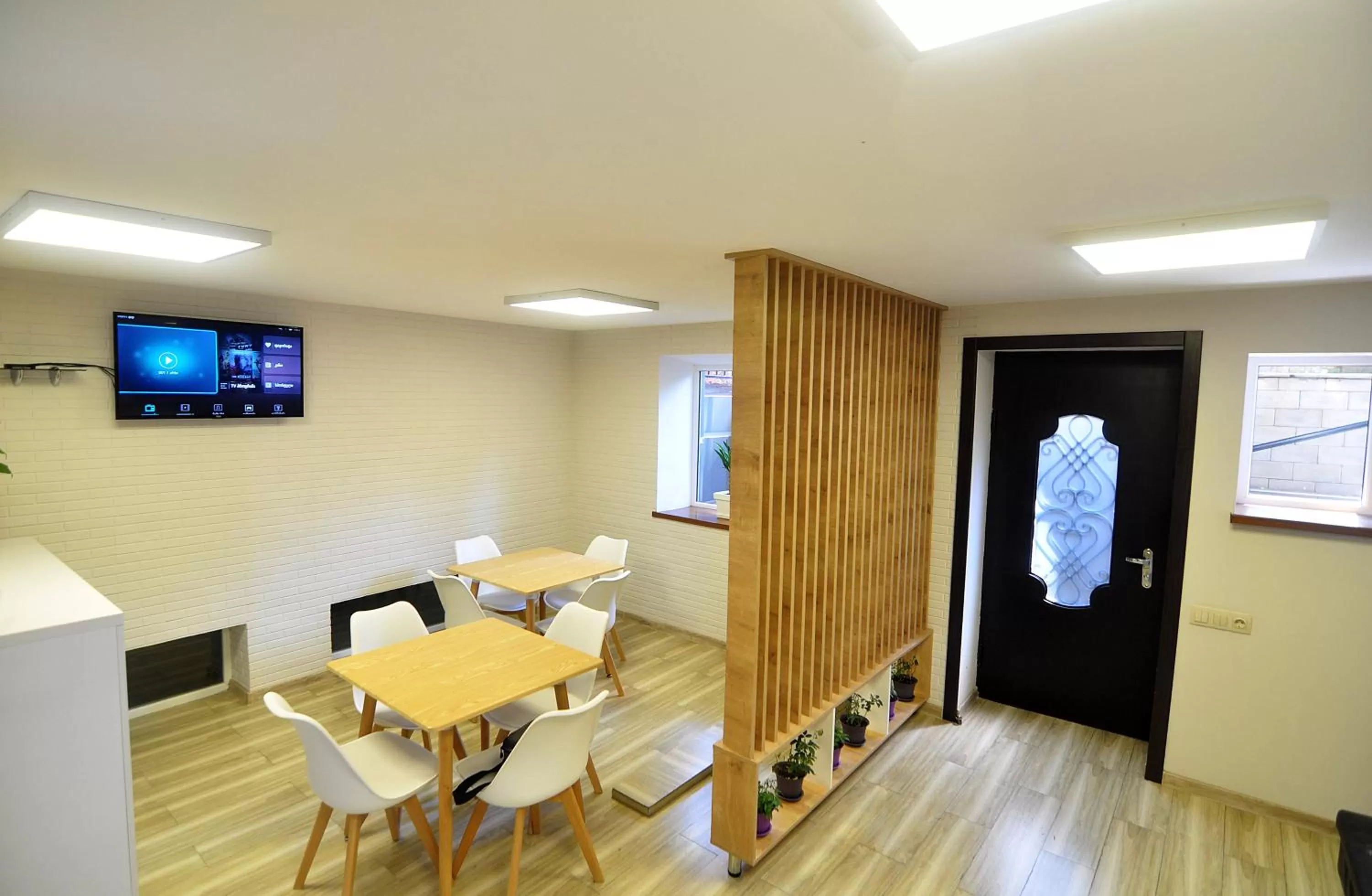 Restaurant/places to eat in Light Hotel