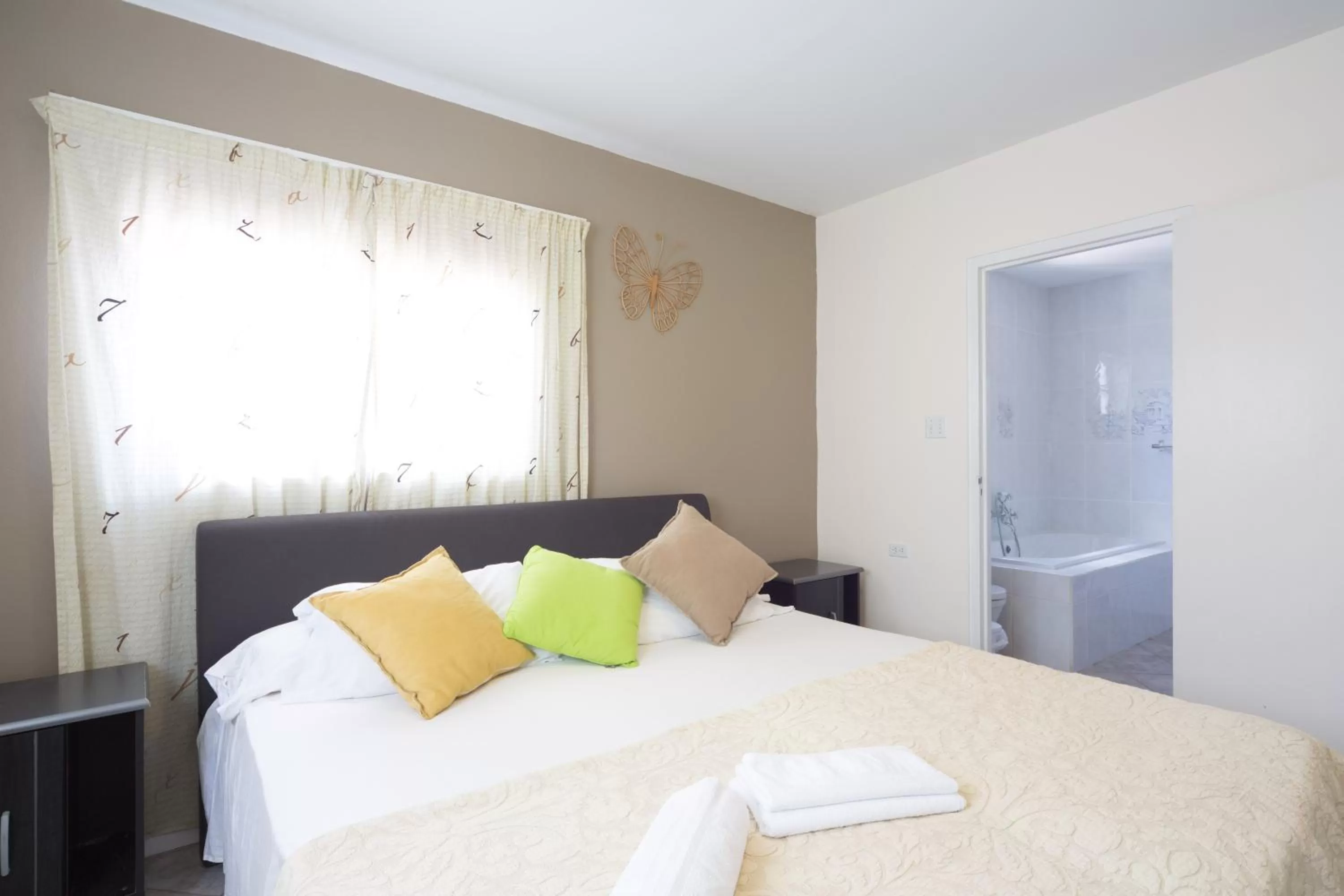 Property building, Bed in La Felicidad