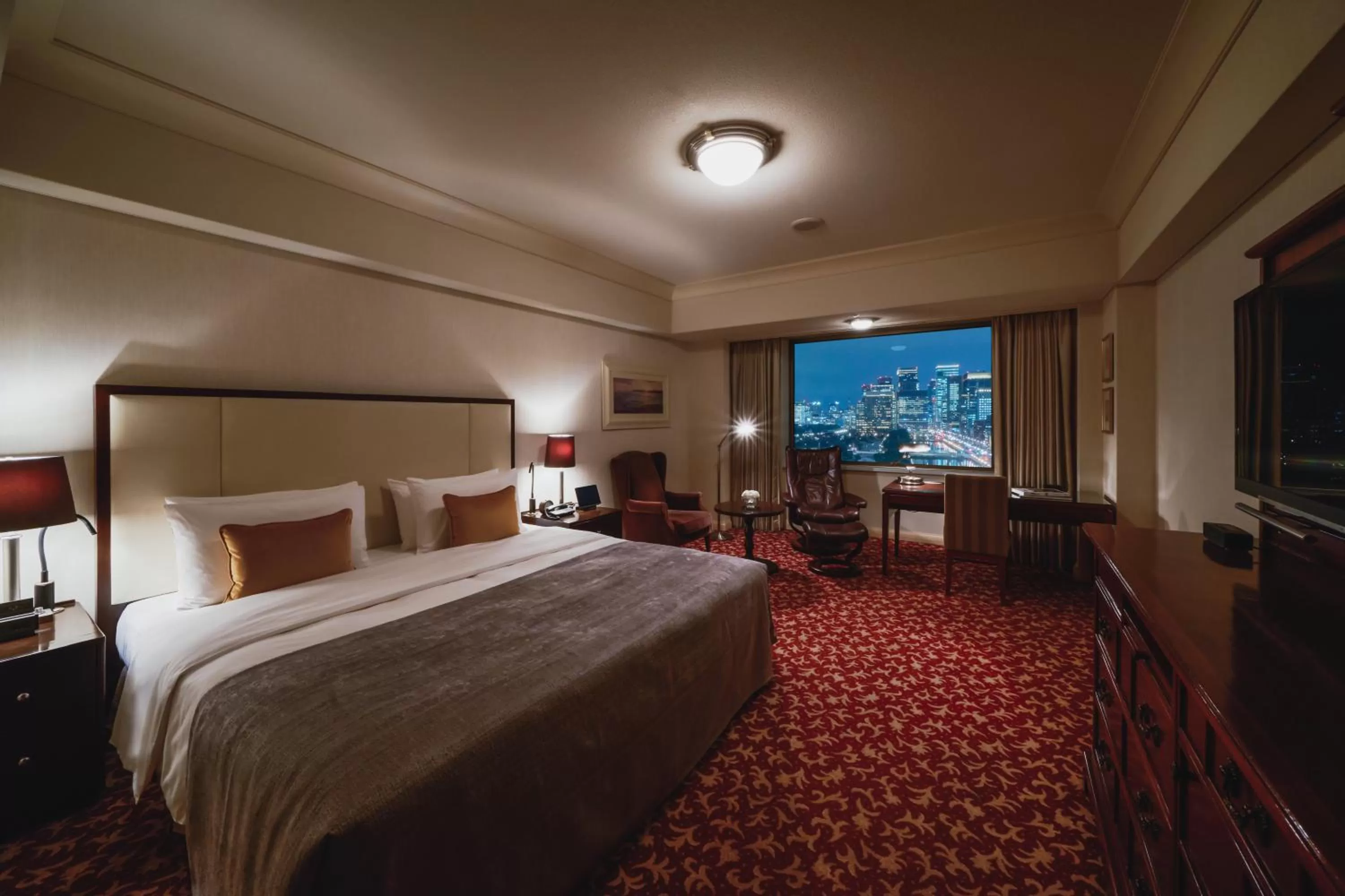 Photo of the whole room, Bed in Imperial Hotel Tokyo