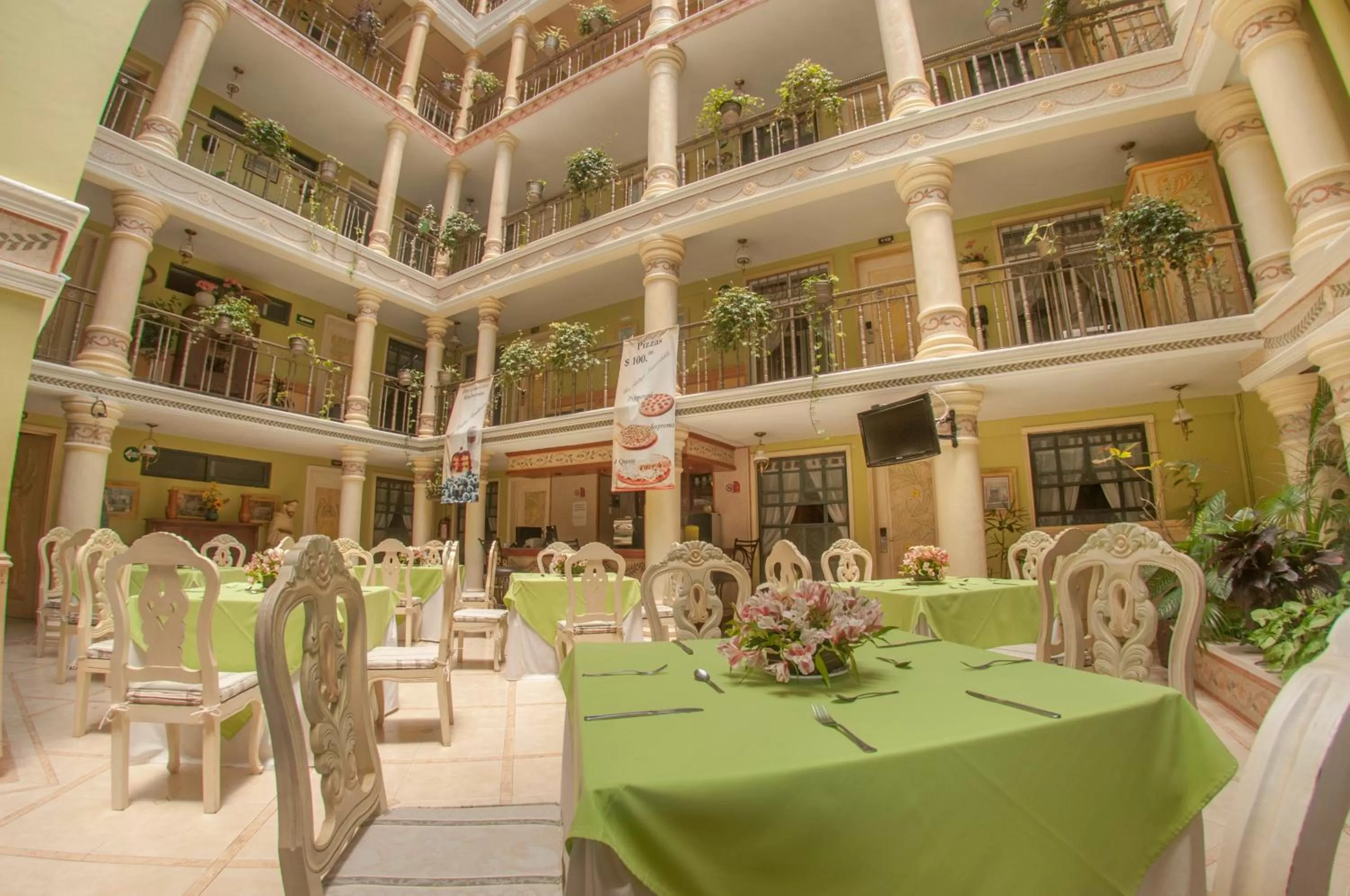 Restaurant/places to eat in Villa las Margaritas Plaza Cristal