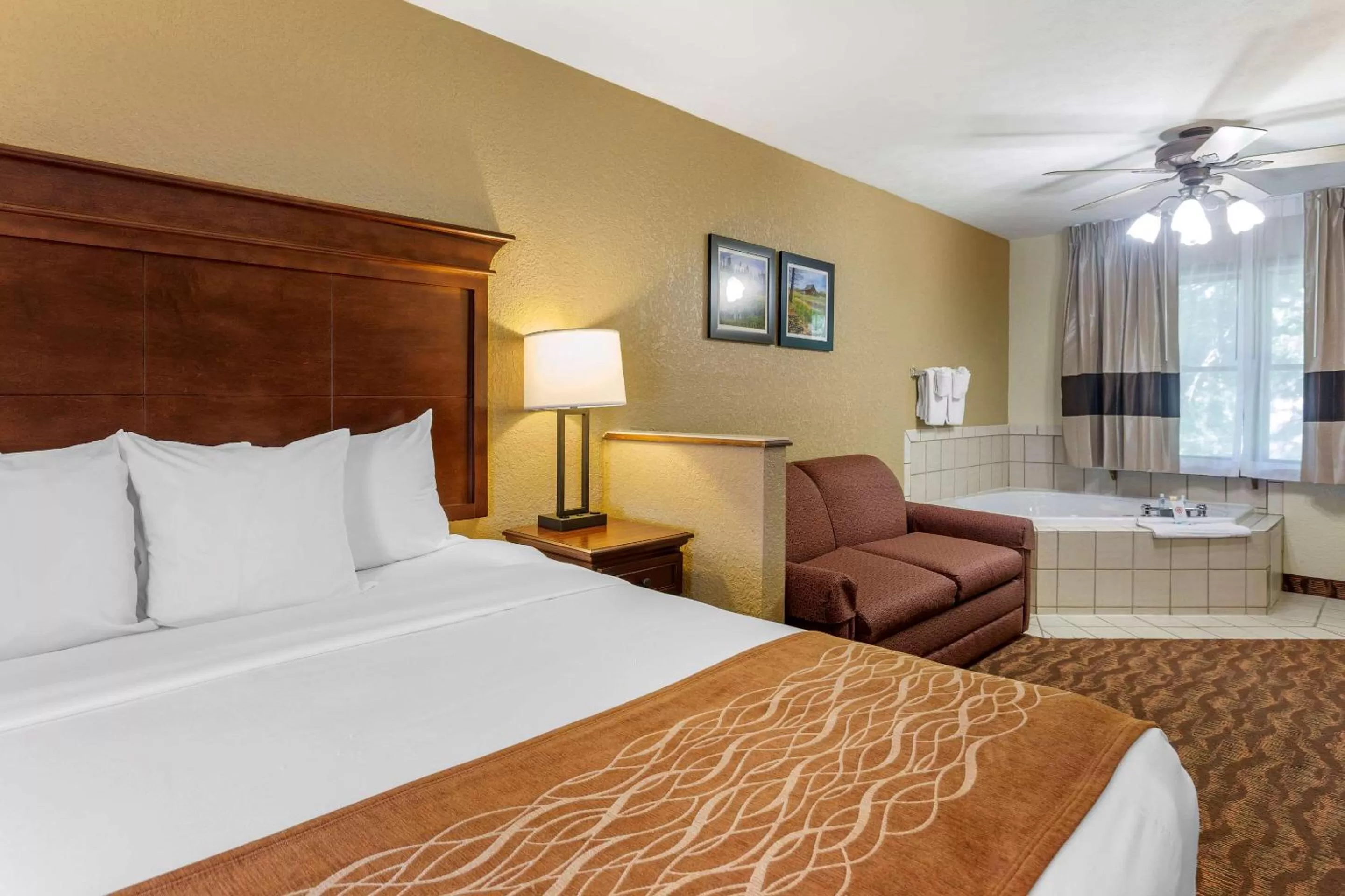 Bedroom, Bed in Comfort Inn & Suites Branson Meadows