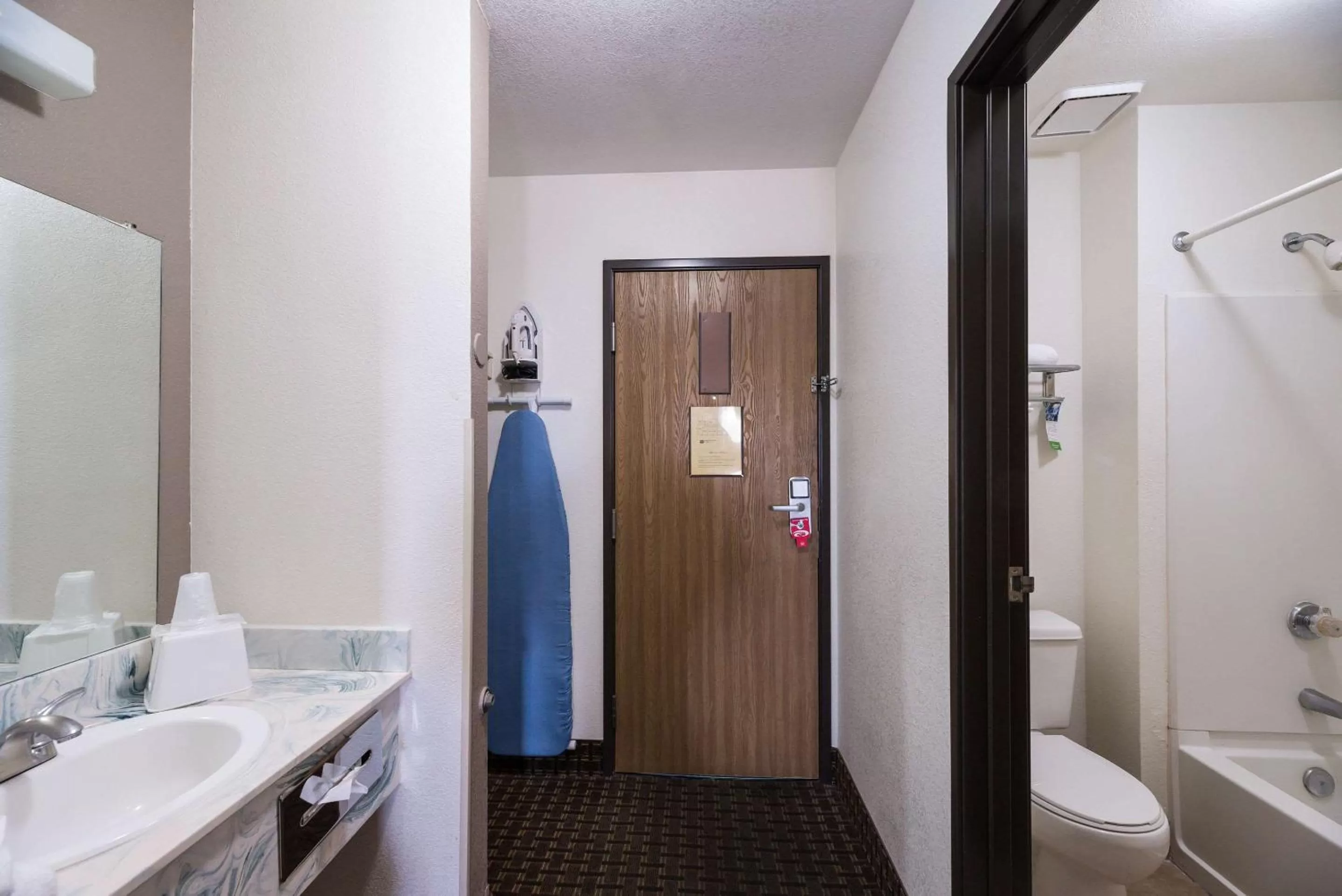 Bathroom in Econo Lodge Inn & Suites Williams - Grand Canyon Area
