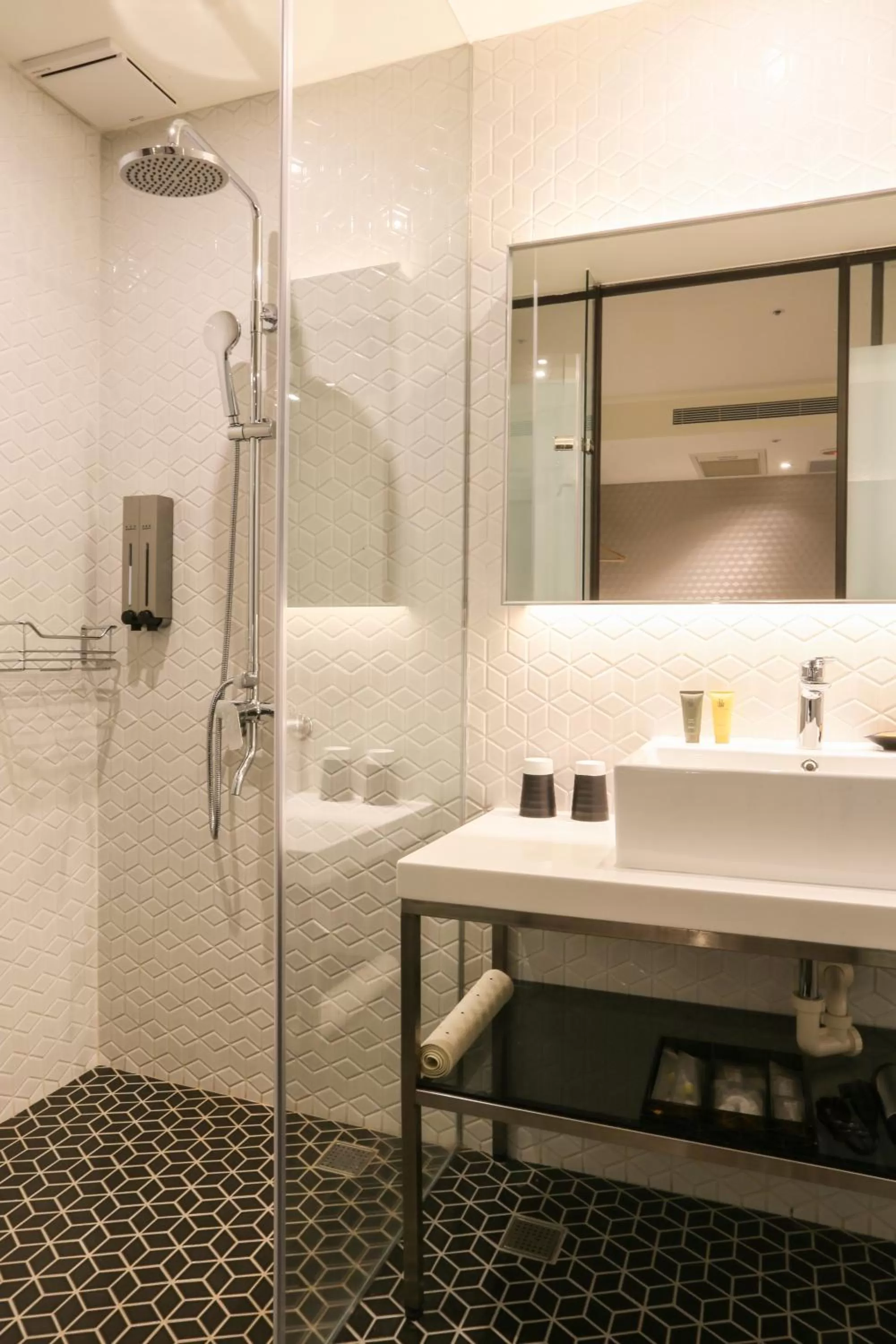 Shower in City Suites - Taipei Nandong